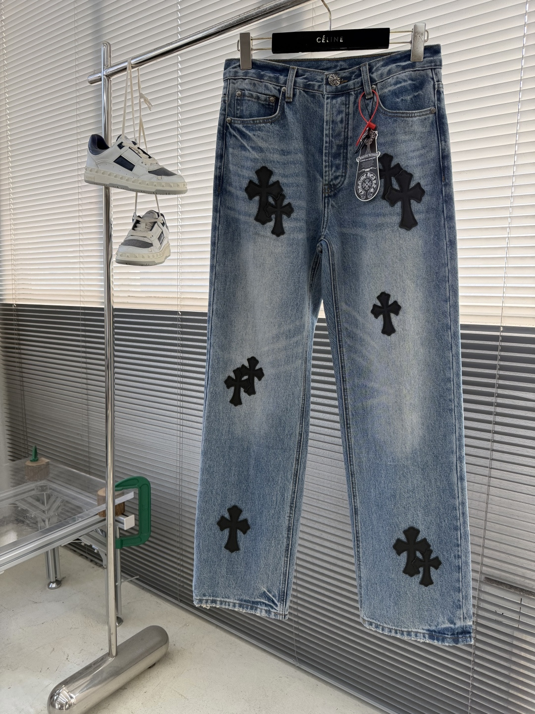NO:870332,-CH Croix Heart Cross Logo Jeans, custom-made cotton denim with dark horizontal bamboo rhyme, fine texture, comfortable and close to the skin, matte indigo, a denim poem dyed with time, anchored by the black cowhide cross patch. Every inch of touch hides untamed wildness. The right-angled outline of the cross expresses rebellion, forming a chaotic chaos. The kraft paper and pocket logo plate at the rear waistband sway slightly with the swing of the body, adding a sense of movement and vitality.  Interpreting the perfect blend of retro and luxury, making trousers a statement of attitude when worn on the body. Prioritize customization of 1:1 original denim material, stir-fry snowballs, stir-fry salt, and prepare a corresponding solution. Add a certain amount of dye, soak the denim material in it to absorb the solvent, then scrub and dry it to further fade and oxidize. Use fried sand hand-wiping technology to cause natural fading and wear on the surface of the denim material by processing it on a sand-frying machine. Then use special tools to physically damage the surface of the jeans.  Maintaining the original texture and details while increasing its uniqueness. Combination of rub-pressed whiskering technology and gun-painted whiskering technology. Prioritize hand rubbing in specific areas to achieve a natural wrinkle effect. Then use specific tools to draw a whisker-shaped texture to create a visual effect. Use the rotten edge hanging technology on holes to achieve a natural rotten edge effect by rubbing the edges with physical abrasion. Through the combination of high-temperature steam and sandpaper, the fiber hairiness and color difference are removed, giving the jeans a unique hole and wear effect. Size  28 30 32 34 36 Waist 7276808488 Hips 96 100 104 108 112 Pants length 107 108 109 110 111,,chrome hearts,jeans,cowhide,19860909-CH 克罗心 十字徽标牛仔裤 定制美纹暗横竹韵棉质牛仔布 质地细腻 舒适贴肤 雾感靛蓝 以时光染就的牛仔诗篇 以黑色牛皮十字贴布为锚点 每一寸触感都暗藏未驯服的野性 十字的直角轮廓感诉着反叛 形成一场大序的混乱 后部腰带处牛皮纸与口袋Logo铁牌随着身体的摆动而微微晃动 增添了一份动感与活力 诠释着复古与奢华的完美交融 让裤子成为穿在身上的态度宣言 优先定制1:1 原版牛仔料 从而进行炒雪球 炒盐 特制对应的溶液 加入一定量的染色剂 将牛仔料浸泡其中吸收溶剂 再进行搓洗后晾干 使其进一步褪色和氧化 采用炒沙手擦技术 通过在炒沙机上进行处理 使牛仔料表面产生自然的褪色和磨损 再纯手工使用特制工具对牛仔裤表面进行物理损伤 保持原始质感和细节而又增加了其独特性 擦压皱猫须技术和枪画猫须技术结合 优先在特定区域进行手工擦制 以达到自然的皱纹效果 再用特定的工具绘制出猫须形状的纹理 视觉效果拉满 破洞处采用烂边吊烂技术 通过物理磨损在边缘部分进行摩擦来实现自然烂边效果 通过高温蒸汽和磨砂纸的结合 去除纤维毛羽和色差 使牛仔裤呈现出独特的破洞和磨损效果 尺码 28 30 32 34 36 腰围7276808488 臀围96 100 104 108 112 裤长 107 108 109 110 111,,chrome hearts,jeans,cowhide,,Men's clothing