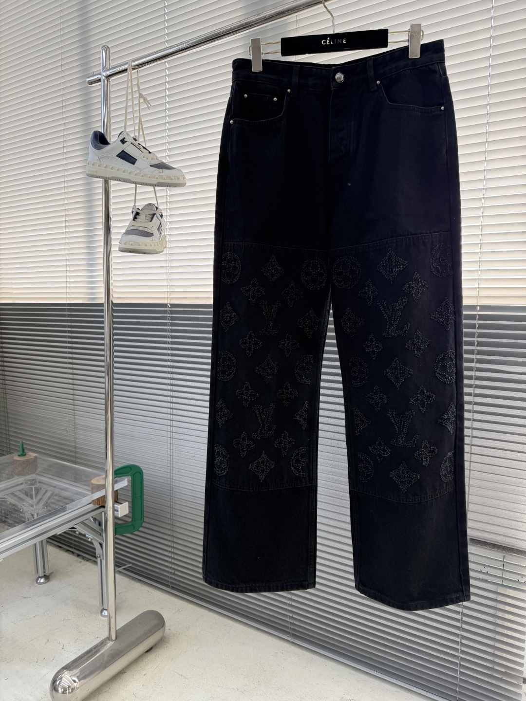 NO:723745,-Donkey brand washed and frayed denim trousers are made of 7*10 denim cotton, the blue surface is 11 ounces, and the weight after washing is 400 grams. The sand washing process is added when the fabric is weaved to make the fabric more supple. After washing and fraying, a mesh plate is used to position the logo proportions to perfect every detail of the original. The ready-made garments are fried in batches of 25 pieces, and the washing water in the small tank is more even, allowing each piece of clothing to be evenly washed out of the original color.  The buttons are made of copper, electroplated in bright white silver, and the brand logo is laser engraved. The leather label is made of composite suede, with the brand logo embossed on the surface. This pair of jeans reinterprets the casual skater silhouette with creative details, giving the Monogram decoration on the knees a torn effect. The washed denim fabric adds a leisurely touch and can be combined with the same jacket to create an avant-garde look. Size 30 32 34 36 Pants length 106108110112  Hips 108112116120 Waist 76 80 84 88,Louis Vuitton-clothing,louis vuitton,louis vuitton,jeans,jackets & coats,19860909-驴牌 水洗磨破牛仔长裤 采用7*10牛仔棉,该蓝面11盎,洗水后克重为400克.面料织时添加洗沙工艺可让面料更加柔顺. 洗水磨破,采用网板定位logo比例大小,完美原版每一处细节.成衣炒色25件为一批,小缸炒色洗水更为均匀,可让每一件衣服均匀洗出原版色. 纽扣采用铜扣,电镀亮白银色,激光刻字品牌标识logo.皮标采用复合绒皮,面上压花品牌标识. 本款牛仔裤以创意细节重绎率性滑板廓形,令膝部Monogram 装饰呈现撕裂效果.水洗丹宁面料再添悠闲意味,可与同款夹克共筑前卫造型. 尺码30 32 34 36 裤长106108110112 臀围108112116120 腰围 76 80 84 88,路易威登-服装,louis vuitton,louis vuitton,jeans,jackets & coats,,Women's clothing