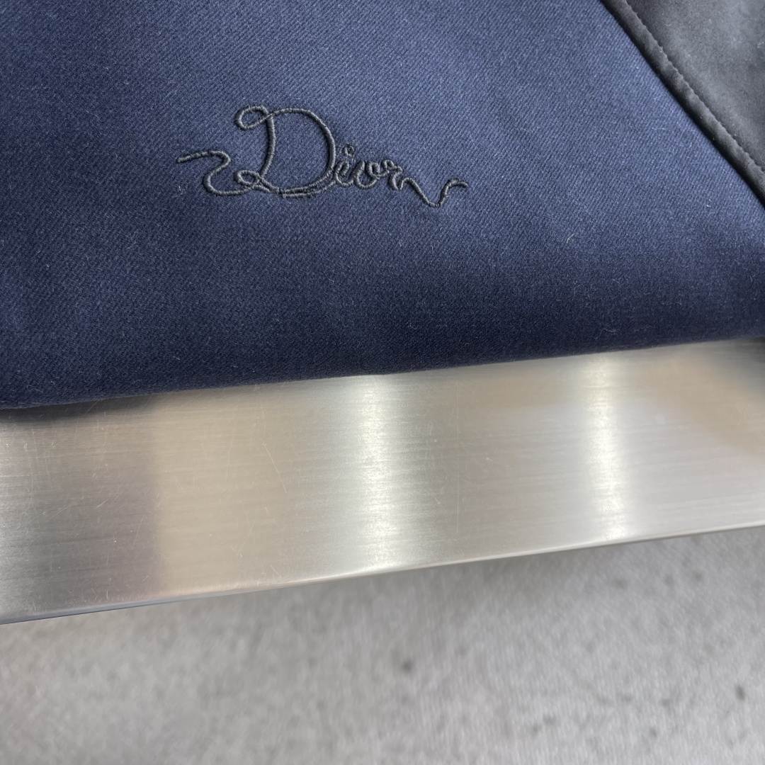 -Dio 蓝色绒面羊皮革和棉质面料DiorRibbon标志棒球服夹克。这款棒球夹克是二零二六春季男装系列