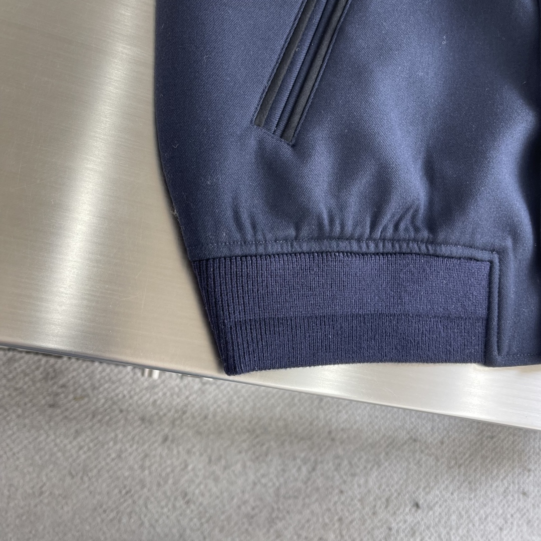 -Dio 蓝色绒面羊皮革和棉质面料DiorRibbon标志棒球服夹克。这款棒球夹克是二零二六春季男装系列