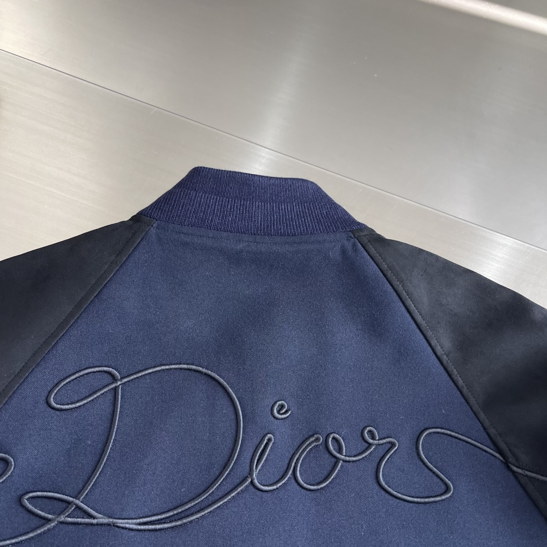 -Dio 蓝色绒面羊皮革和棉质面料DiorRibbon标志棒球服夹克。这款棒球夹克是二零二六春季男装系列