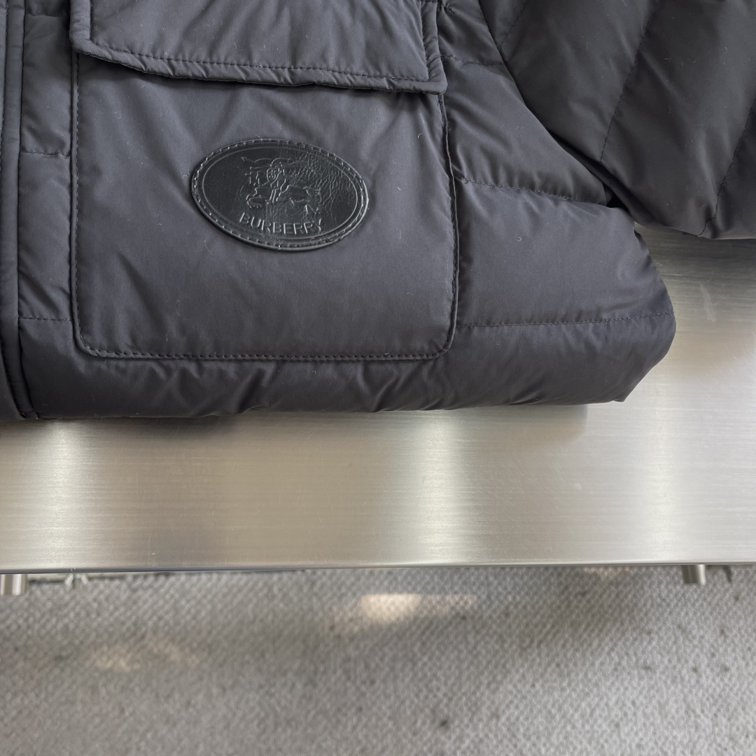 -BBR 尼龙加垫棉服外套。选用尼龙面料打造。采用加垫设计，呈现常规版型，装饰骑士印章，源自1980年代