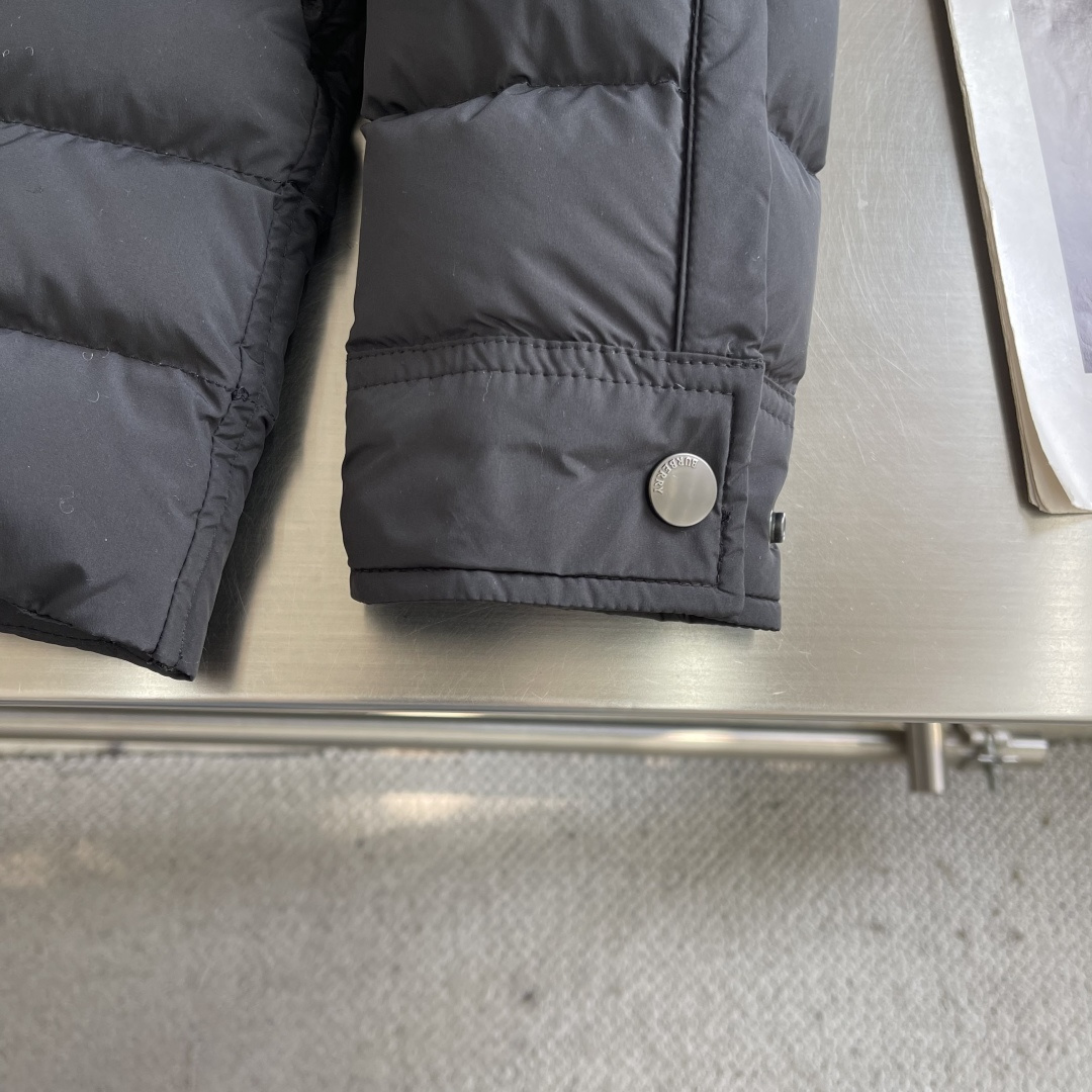 -BBR 尼龙加垫棉服外套。选用尼龙面料打造。采用加垫设计，呈现常规版型，装饰骑士印章，源自1980年代