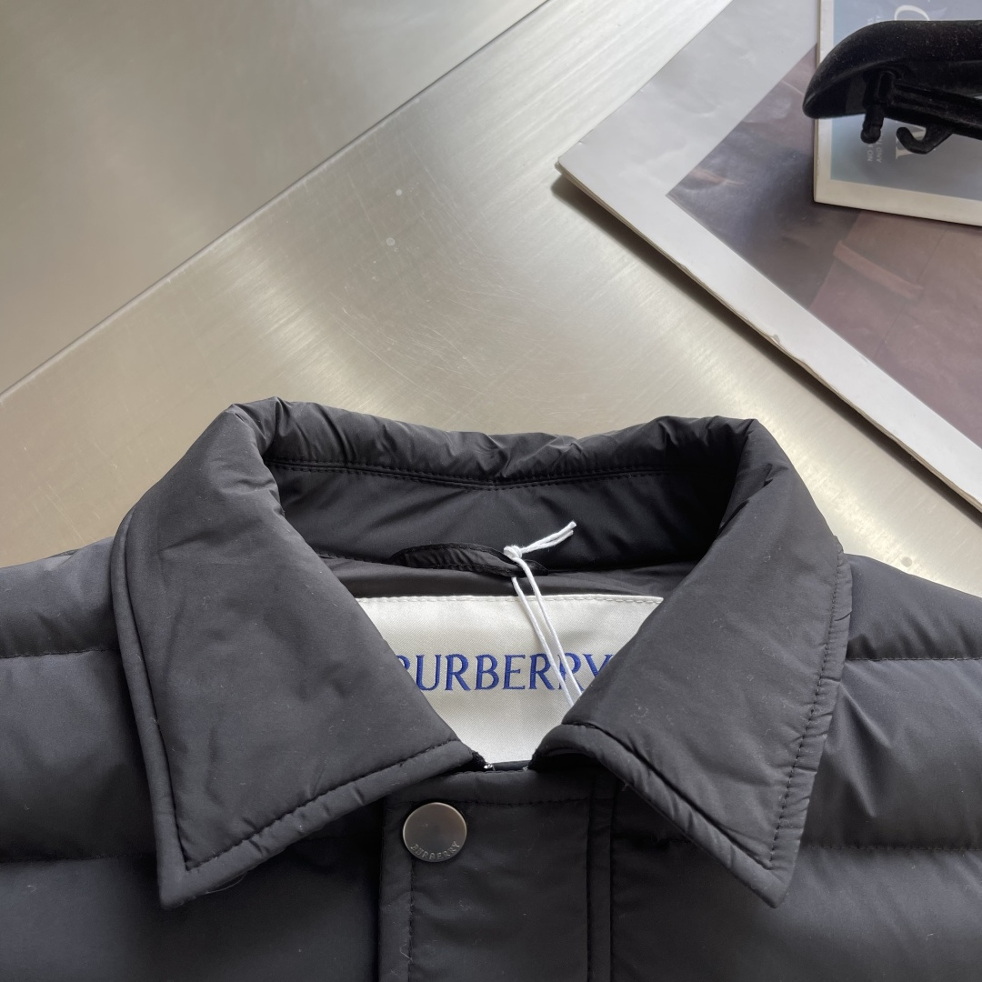 -BBR 尼龙加垫棉服外套。选用尼龙面料打造。采用加垫设计，呈现常规版型，装饰骑士印章，源自1980年代