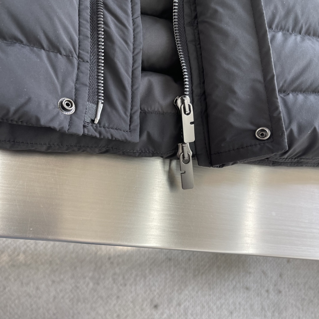 -BBR 尼龙加垫棉服外套。选用尼龙面料打造。采用加垫设计，呈现常规版型，装饰骑士印章，源自1980年代