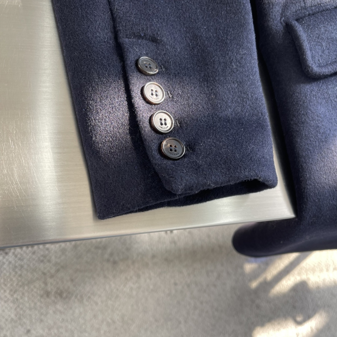 -Loro Piana 羊毛混纺双领夹克 意式精工，一衣多穿的秋冬哲学专为追求「极简高级感」与「功能性」