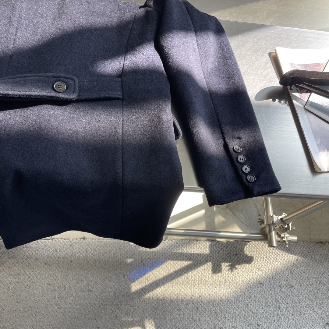 -Loro Piana 羊毛混纺双领夹克 意式精工，一衣多穿的秋冬哲学专为追求「极简高级感」与「功能性」