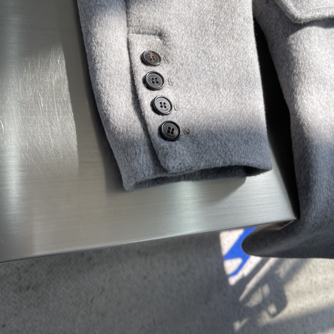 -Loro Piana 羊毛混纺双领夹克 意式精工，一衣多穿的秋冬哲学专为追求「极简高级感」与「功能性」