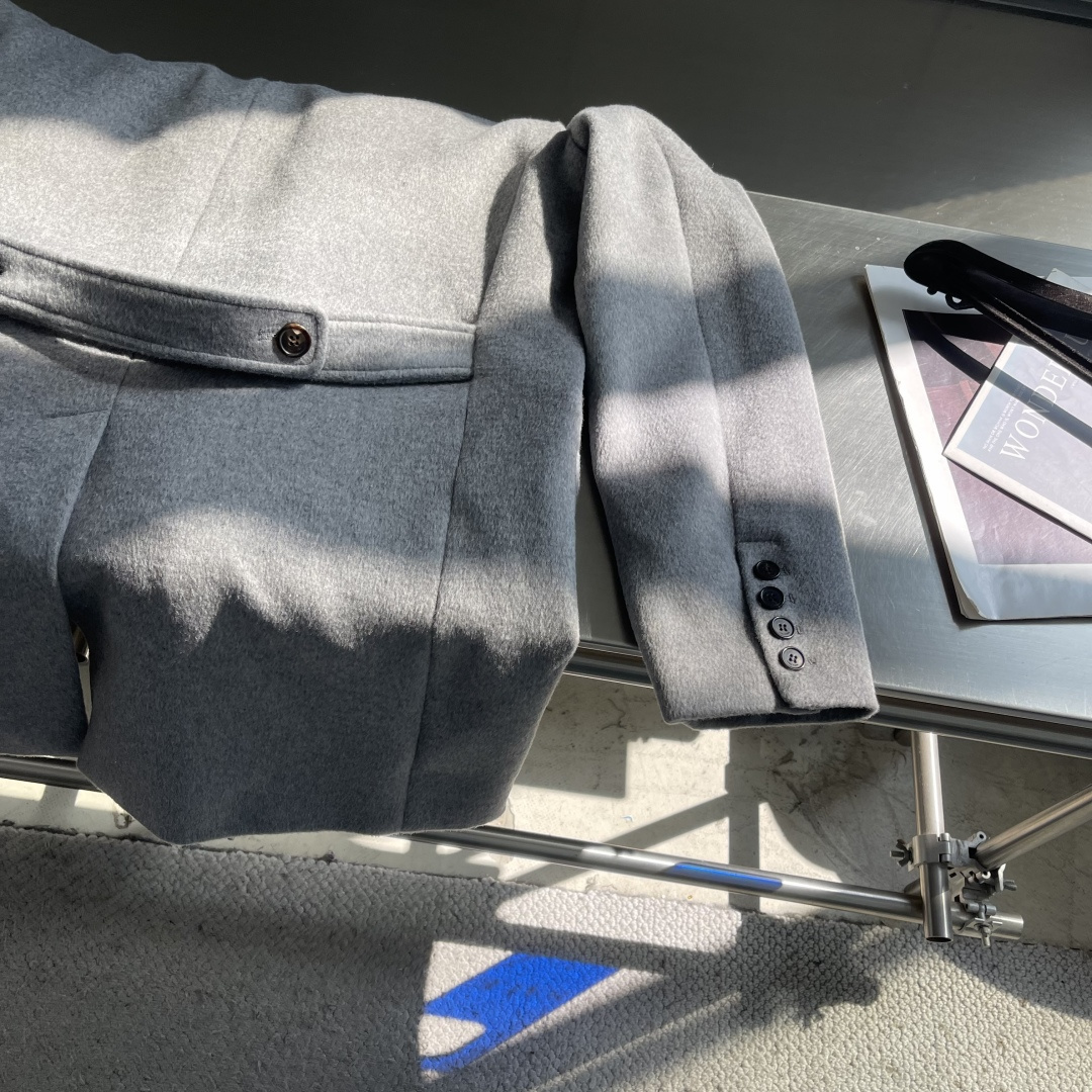 -Loro Piana 羊毛混纺双领夹克 意式精工，一衣多穿的秋冬哲学专为追求「极简高级感」与「功能性」