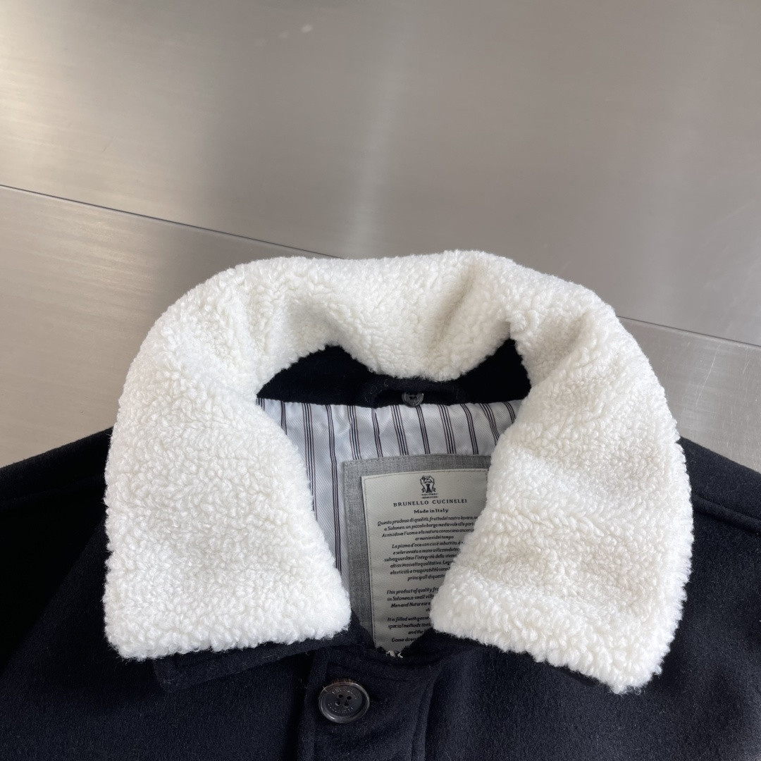 -BC 贴袋掀扣门襟拉链可拆卸水貂领羊毛混纺夹克外套在寒意渐袭的时节，一件足以抵御寒冷又不失风度的夹克，