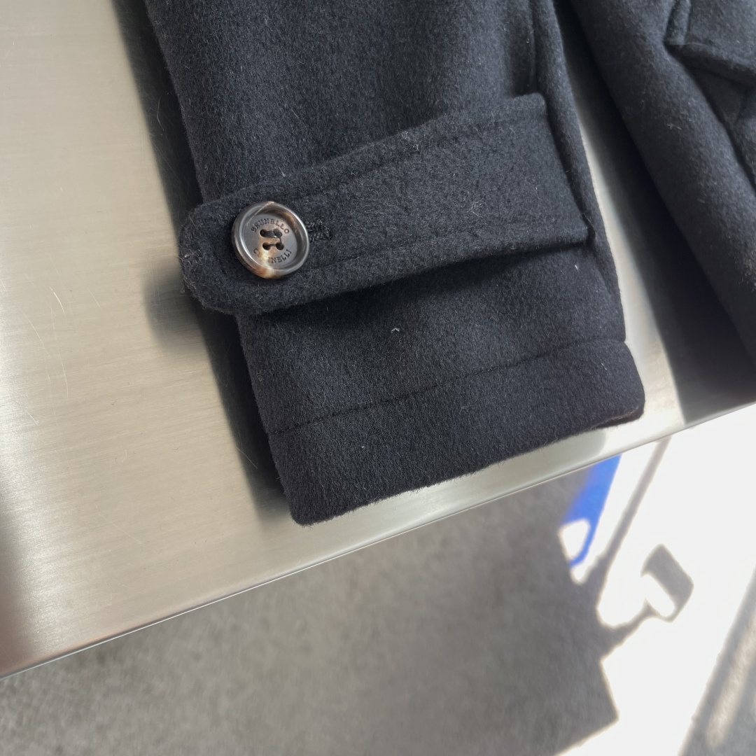 -BC 贴袋掀扣门襟拉链可拆卸水貂领羊毛混纺夹克外套在寒意渐袭的时节，一件足以抵御寒冷又不失风度的夹克，