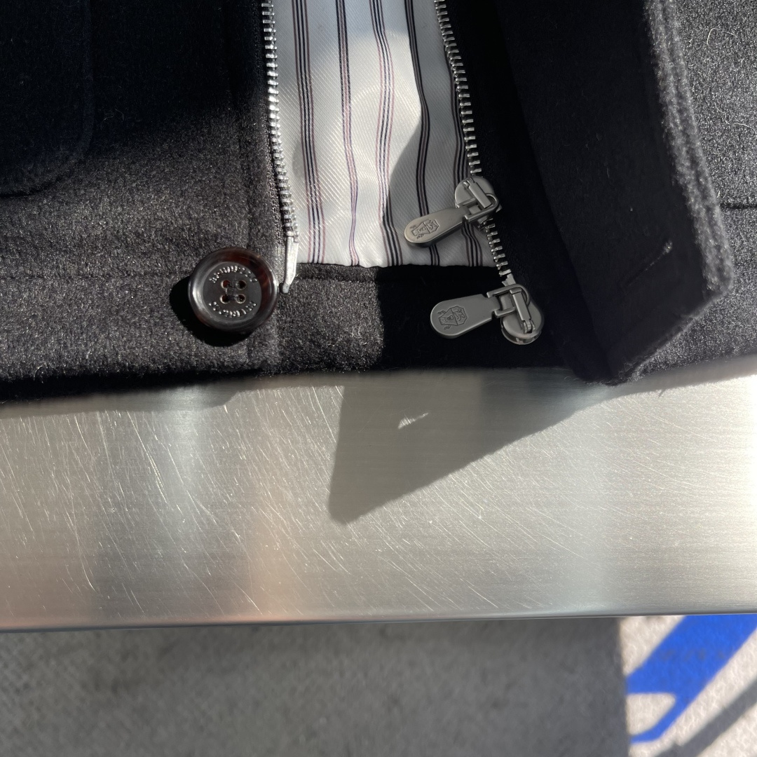 -BC 贴袋掀扣门襟拉链可拆卸水貂领羊毛混纺夹克外套在寒意渐袭的时节，一件足以抵御寒冷又不失风度的夹克，