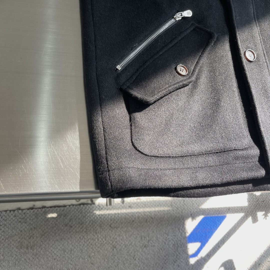 -BC 贴袋掀扣门襟拉链可拆卸水貂领羊毛混纺夹克外套在寒意渐袭的时节，一件足以抵御寒冷又不失风度的夹克，