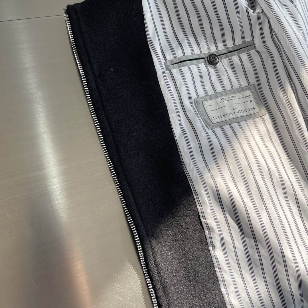 -BC 贴袋掀扣门襟拉链可拆卸水貂领羊毛混纺夹克外套在寒意渐袭的时节，一件足以抵御寒冷又不失风度的夹克，