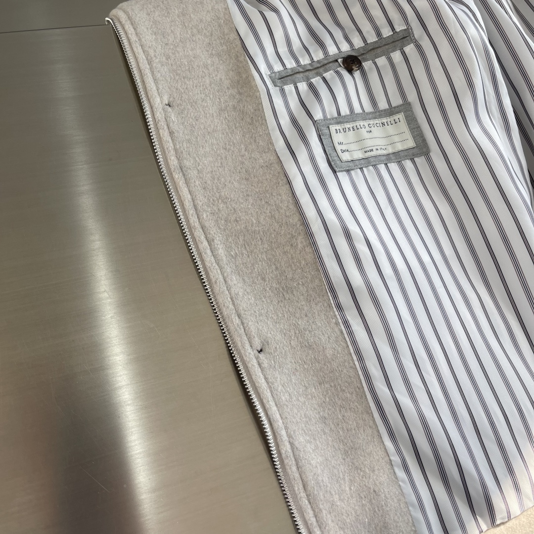 -BC 贴袋掀扣门襟拉链可拆卸水貂领羊毛混纺夹克外套在寒意渐袭的时节，一件足以抵御寒冷又不失风度的夹克，