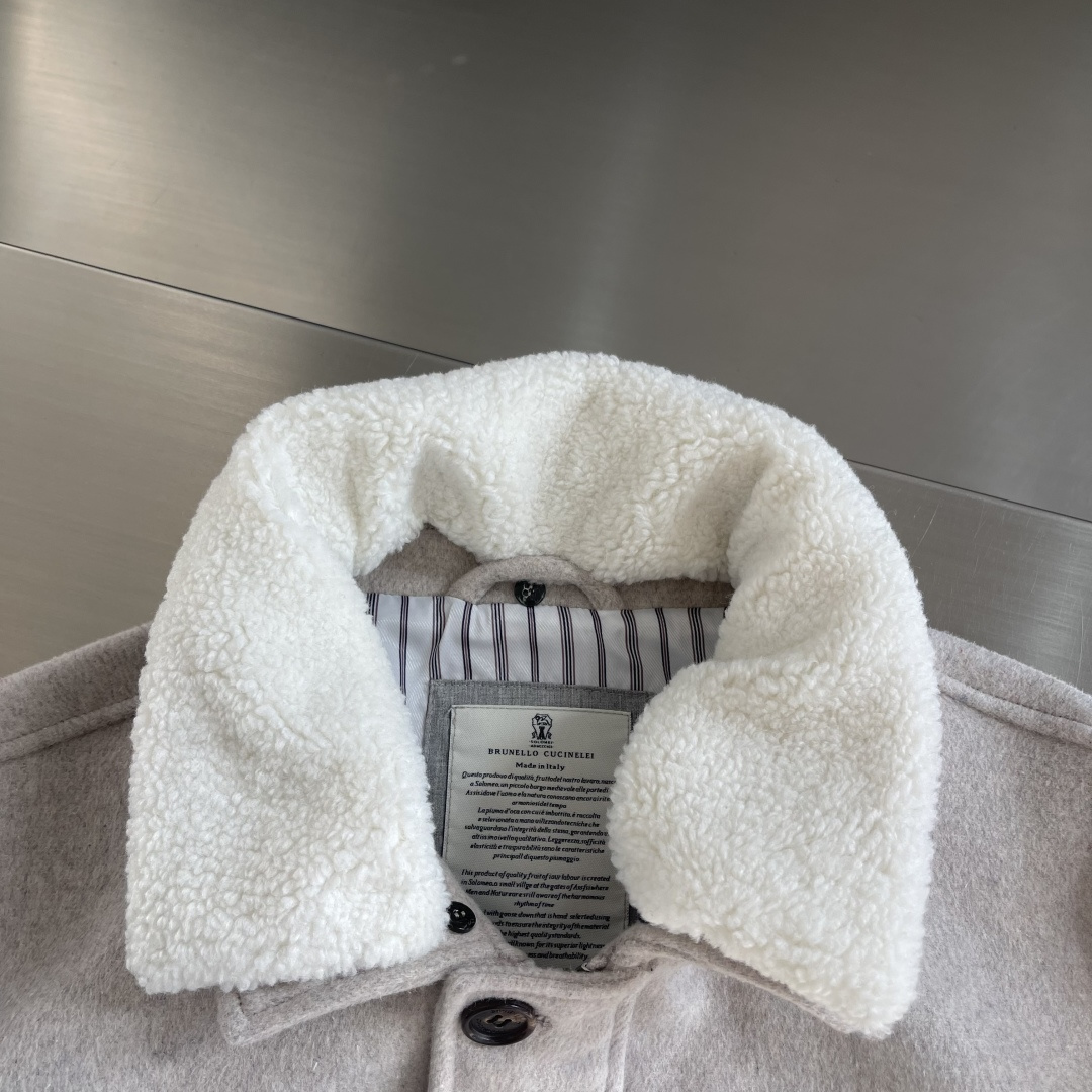 -BC 贴袋掀扣门襟拉链可拆卸水貂领羊毛混纺夹克外套在寒意渐袭的时节，一件足以抵御寒冷又不失风度的夹克，