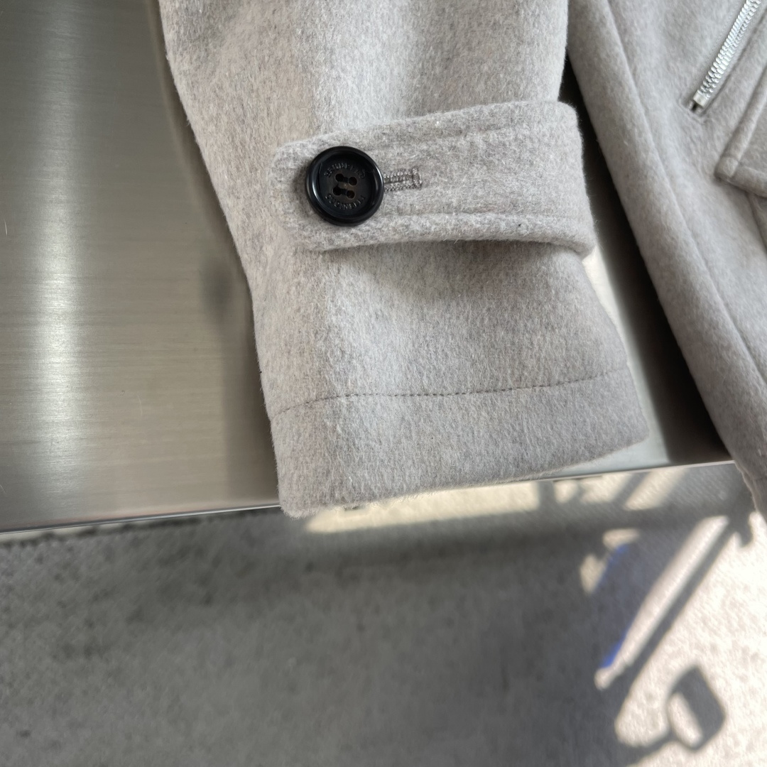 -BC 贴袋掀扣门襟拉链可拆卸水貂领羊毛混纺夹克外套在寒意渐袭的时节，一件足以抵御寒冷又不失风度的夹克，