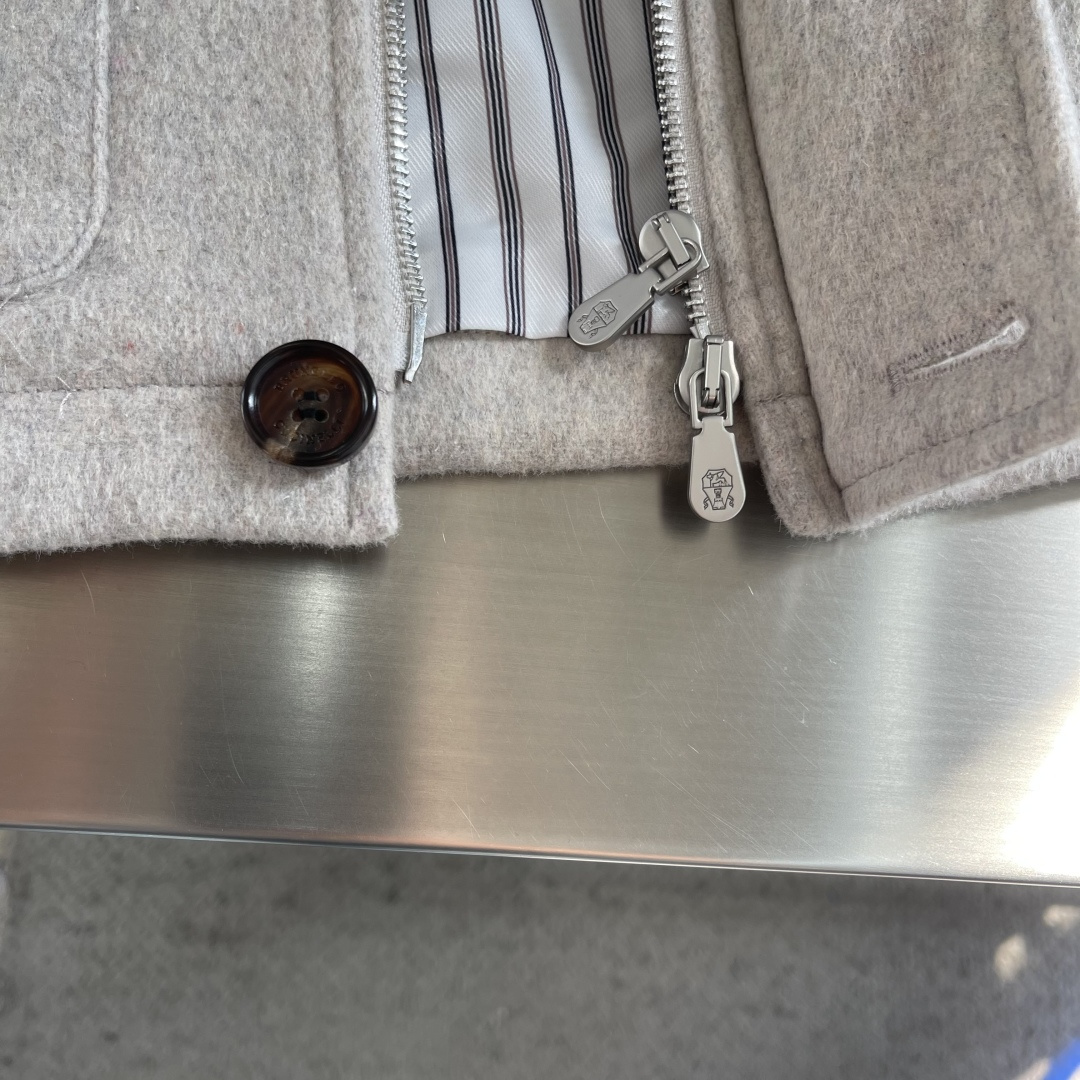 -BC 贴袋掀扣门襟拉链可拆卸水貂领羊毛混纺夹克外套在寒意渐袭的时节，一件足以抵御寒冷又不失风度的夹克，