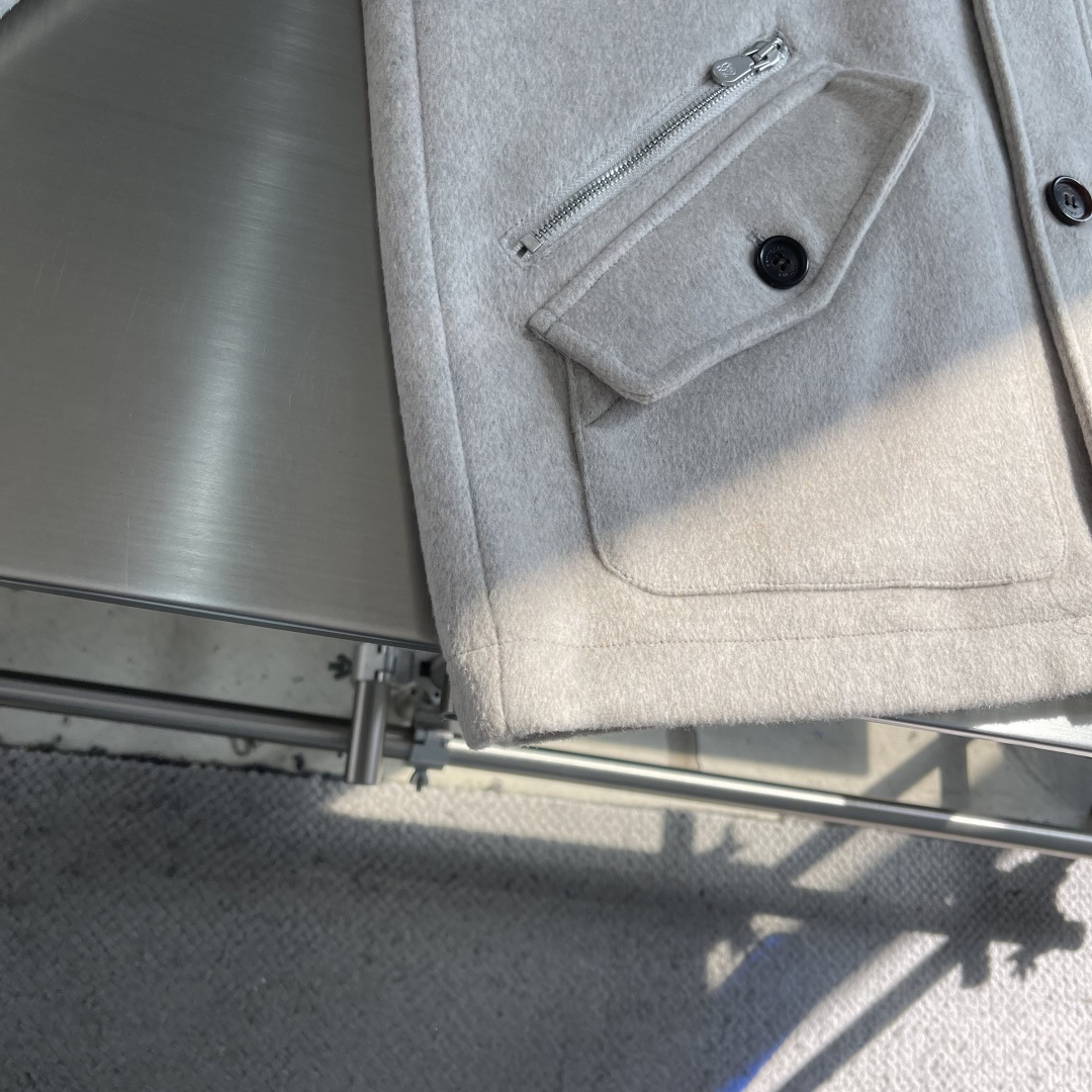 -BC 贴袋掀扣门襟拉链可拆卸水貂领羊毛混纺夹克外套在寒意渐袭的时节，一件足以抵御寒冷又不失风度的夹克，