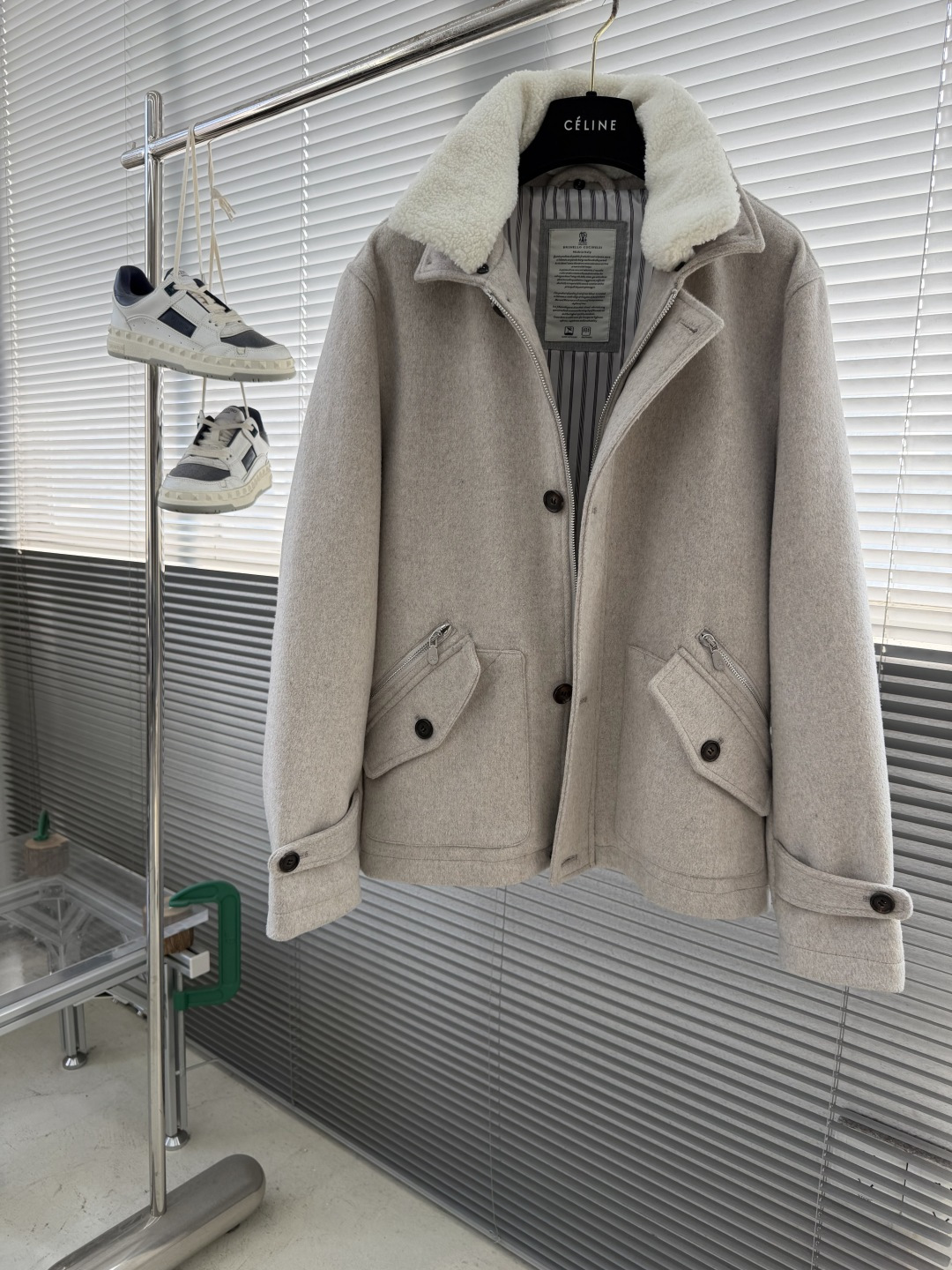 -BC 贴袋掀扣门襟拉链可拆卸水貂领羊毛混纺夹克外套在寒意渐袭的时节，一件足以抵御寒冷又不失风度的夹克，