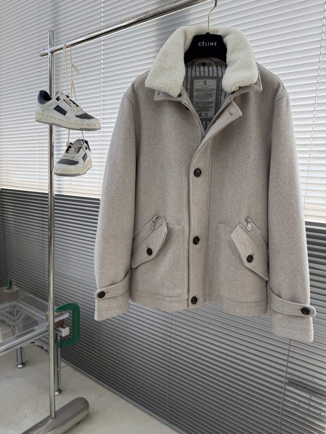 -BC 贴袋掀扣门襟拉链可拆卸水貂领羊毛混纺夹克外套在寒意渐袭的时节，一件足以抵御寒冷又不失风度的夹克，