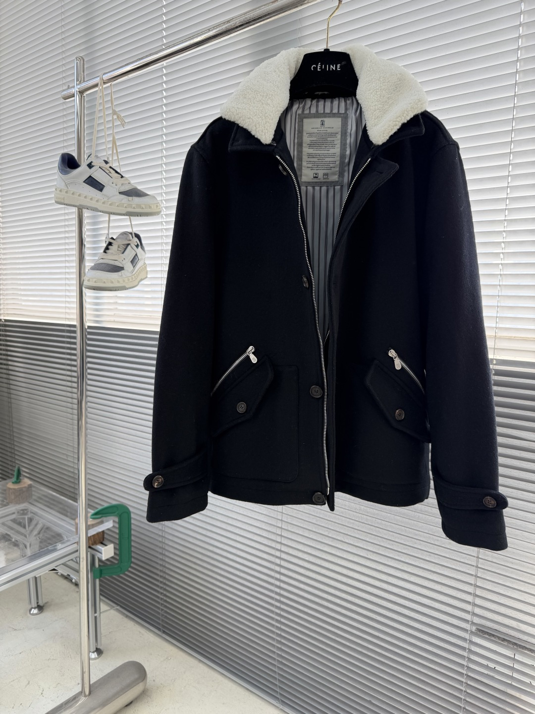 -BC 贴袋掀扣门襟拉链可拆卸水貂领羊毛混纺夹克外套在寒意渐袭的时节，一件足以抵御寒冷又不失风度的夹克，