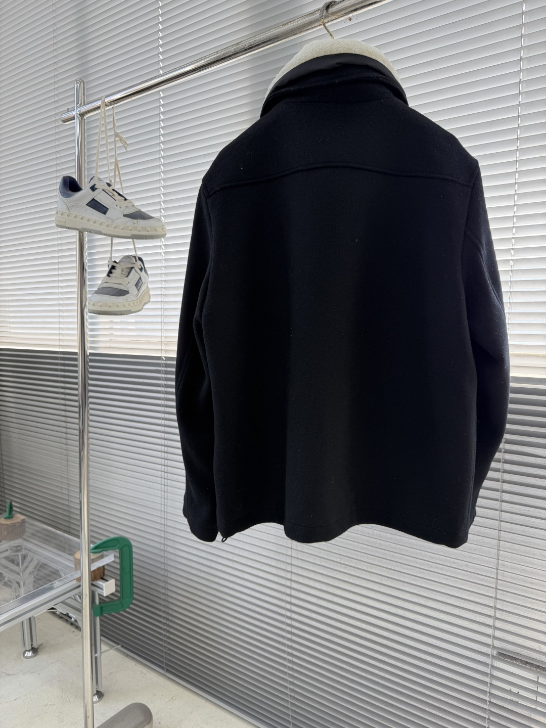 -BC 贴袋掀扣门襟拉链可拆卸水貂领羊毛混纺夹克外套在寒意渐袭的时节，一件足以抵御寒冷又不失风度的夹克，