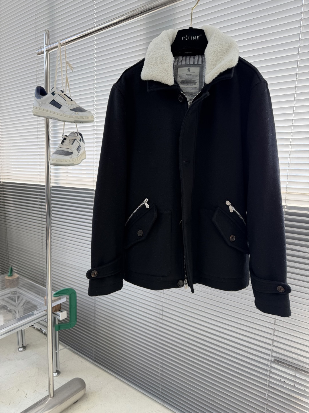 NO:689541,-BC patch pocket flip-button placket zipper detachable mink collar wool blend jacket In the cold season, a jacket that is strong enough to withstand the cold without losing style is a must-have item in every gentleman's wardrobe. Today, we present to you this ingenious jacket from Brunello Cucinelli, which perfectly combines luxury and practicality, allowing you to spend the entire winter warmly and elegantly.  The main body of the jacket is made of a golden ratio of 20% cashmere and 80% wool, which can be called the 'noble alliance' among fabrics. Cashmere is fine and soft, caressing the skin like clouds, bringing the ultimate comfortable touch; wool, with its excellent warmth retention and stiffness, gives the jacket a tough frame. The two complement each other, allowing the jacket to build a warm defense line for you in cold weather while always maintaining an elegant silhouette, allowing you to confidently show your unique charm at any time.  The collar is made of precious mink fur material, which is soft and smooth to the touch, like a gentle comfort in winter. Its color is warm and shiny, which instantly enhances the overall look of the high-end. What's more considerate is that the mink fur collar adopts a detachable design to meet your matching needs in different occasions and weather. When you want a simple and capable style, the fur collar can be easily detached; when the wind is freezing, adding a fur collar can add a sense of warmth and luxury to you.  In addition to its excellent fabrics and luxurious fur collar, this jacket also strives for excellence in details. Exquisite buttons, high-quality texture, complement the overall style, and every opening and closing is smooth; practical zipper pockets are not only convenient for you to store your belongings  The product adds a toughness and sophistication; the striped lining inside is made of high-quality fabric, which is skin-friendly and comfortable. It also improves the breathability of the jacket, allowing you to stay warm and dry at the same time. Every detail embodies the hard work and wisdom of the craftsmen, showing  Brunello Cucinelli's persistent pursuit of quality. Size 48-56 (M-3XL), men's clothing, brunello cucinelli, jackets & coats, jackets & coats, gold,19860909-BC 贴袋掀扣门襟拉链可拆卸水貂领羊毛混纺夹克外套 在寒意渐袭的时节,一件足以抵御寒冷又不失风度的夹克,是每位绅士衣橱里的必备臻品.今天,为您呈上 Brunello Cucinelli 这款匠心独运的夹克,将奢华与实用完美融合,伴您温暖优雅地度过整个冬季. 夹克主体采用20羊绒与80羊毛的黄金配比面料,堪称面料中的“贵族联盟”.羊绒,细密柔软,如云朵般轻抚肌肤,带来极致的舒适触感；羊毛则以其出色的保暖性和挺括感,为夹克赋予了坚韧的骨架.二者相辅相成,让夹克在寒冷天气中为您筑起温暖防线的同时,始终保持优雅廓形,无论何时都能让您自信满满地展现独特魅力. 领子甄选珍贵水貂毛材质,柔软顺滑的触感,仿佛是冬日里的一抹温柔慰藉.其色泽温润而富有光泽,瞬间提升整体造型的高级感.更贴心的是,水貂毛领采用可拆卸设计,满足您在不同场合和天气下的搭配需求.当您想要简约干练的风格时,可轻松拆卸毛领；而当寒风凛冽,装上毛领,又能为您增添一份温暖与华贵. 除了卓越的面料和奢华的毛领,这款夹克在细节处理上更是精益求精.精致的纽扣,质感上乘,与整体风格相得益彰,每一次开合都流畅顺滑；实用的拉链口袋,不仅方便您存放随身物品,更增添了一份硬朗与干练；内里的条纹衬里,采用高品质面料,亲肤舒适,同时提升了夹克的透气性,让您在保暖的同时保持干爽.每一个细节都凝聚着匠人的心血与智慧,展现出 Brunello Cucinelli 对品质的执着追求. 码数48-56（M-3XL）,男装,brunello cucinelli,jackets & coats,jackets & coats,gold,,Women's clothing