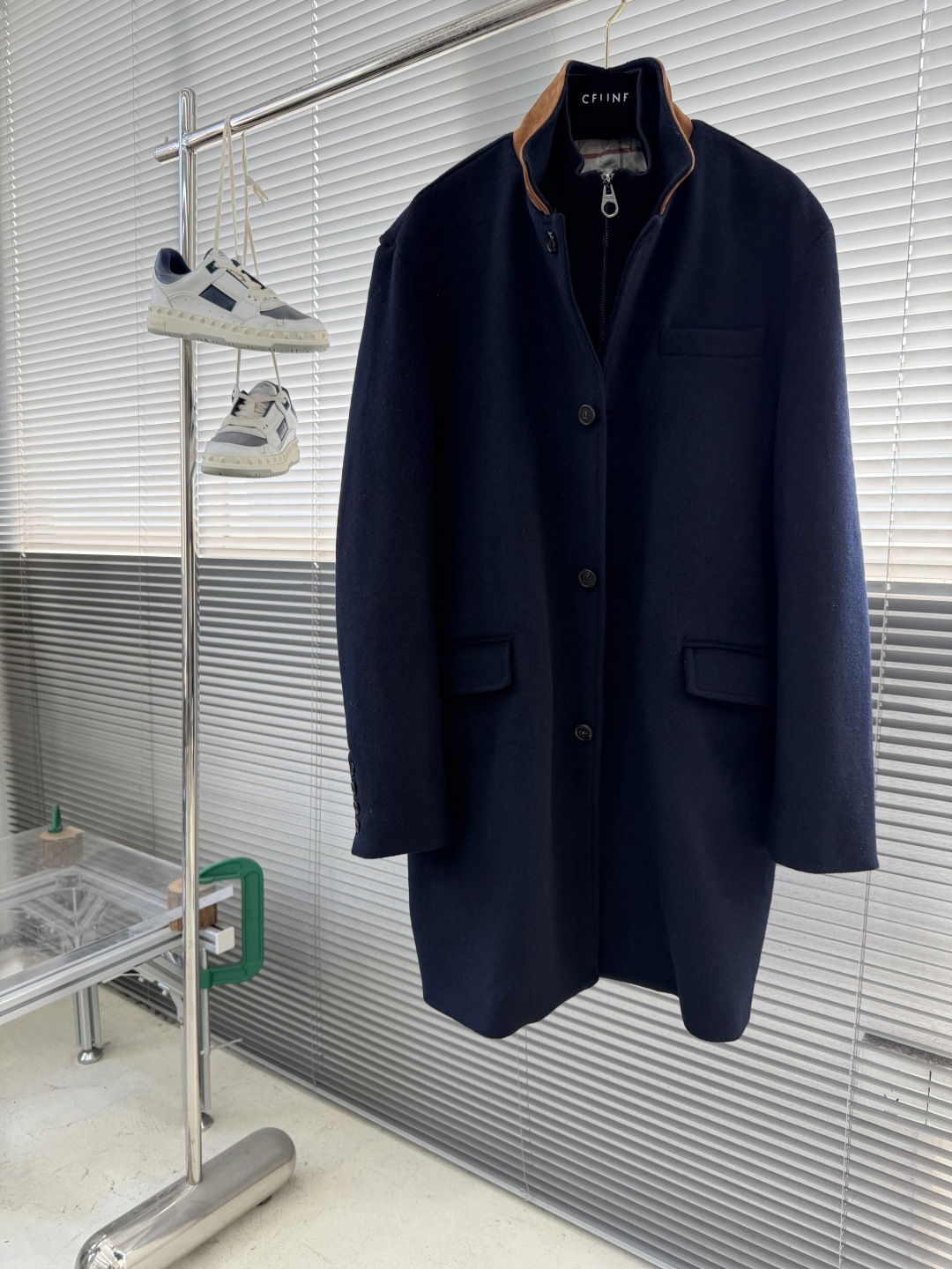 NO:689545,-Loro Piana wool blended double-collar jacket is Italian-style precision craftsmanship, with a multi-wear philosophy for autumn and winter. It is specially designed for elites who pursue 'minimalist luxury' and 'functionality'. It is based on 80% wool and cashmere blended fabric and features an innovative 'suit collar + stand-up collar' double-collar structure. With sheepskin stitching details, it can seamlessly switch between business commuting, casual socializing, short-distance travel and other scenarios, redefining the 'practical luxury' of autumn and winter jackets.  The outer fabric is made from a blend of 80% Australian virgin wool and 20% Cashmere cashmere. It has been treated with Loro Piana's patented 'Soft Rain' process. It feels as soft and waxy as a cloud. It also has the stiff silhouette and wrinkle resistance of wool, and remains warm and breathable in a -5°C environment.  Detailed stitching The inside of the stand-up collar is edged with brown sheepskin, and the fine suede reduces neck friction and improves wearing comfort; the seams of the collar and cuffs are hidden with wool edges of the same color, and the details show craftsmanship. 1. Innovative double collar structure, two wears in one suit. The suit collar pattern has a neatly cut lapel collar, a single row of 3 dark brown resin buttons, and a hidden chest pocket and diagonal pockets on both sides. It is suitable for business meetings or formal occasions, showing an elegant gentleman's style.  Stand-up collar mode The hidden zipper stand-up collar can be closed independently, and the sheepskin edging and gray wool form a texture contrast. It is windproof and warm at the same time, and it instantly changes into an urban functional style, suitable for weekend trips or light outdoor scenes. 2. Functional details, practicality and aesthetics coexist. The inner bag system has a hidden zipper bag + a plaid patch pocket on the inside, which are used to store valuables and daily small items respectively. The plaid lining and the gray jacket form a contrasting color layer, showing exquisiteness when opening and closing.  The cuffs are designed with 4 dark brown buttons, allowing you to freely adjust the tightness of the cuffs, taking into account the freedom of hand movement and wind resistance; the elbows are three-dimensionally cut, so you can sit and work for a long time without a sense of restraint. The plaid lining is off-white with a red and gray plaid, originating from the traditional Italian fabric workshop. It is vaguely visible when you put it on and take off, injecting a retro soul into the low-key jacket.  The mid-length design covers the hips, and the double collar can be flexibly switched according to temperature differences; the lightweight fabric (approximately 800g) does not take up luggage space when folded, taking into account both dignity and portability. The detailed craftsmanship of the collar hanging tabs, pocket edges, and zipper pulls are engraved with the brand logo. Every detail has gone through 20 process quality inspections to ensure the durability of '10 years of wear'. Size 48-56 (M-3XL), men's clothing, loro piana, jackets &  coats,jackets & coats,business suit,sheepskin,19860909-Loro Piana羊毛混纺双领夹克 意式精工,一衣多穿的秋冬哲学 专为追求「极简高级感」与「功能性」的精英设计,以80羊毛羊绒混纺面料为基底,创新「西装领+立领」双领结构,搭配羊皮拼接细节,实现商务通勤、休闲社交、短途差旅等多场景无缝切换,重新定义秋冬外套的「实用性奢华」. 外层面料精选80澳洲初剪羊毛与20Cashmere羊绒混纺,经Loro Piana专利「Soft Rain」工艺处理,触感如云朵般软糯,同时具备羊毛的挺括廓形与抗皱性,-5℃环境下仍保持温暖透气. 细节拼接立领内侧采用棕色羊皮包边,细腻绒面减少颈部摩擦,提升佩戴舒适度；领口、袖口缝线处暗藏同色系羊毛包边,细节处彰显匠艺. 1. 创新双领结构,一衣两穿 西装领模式戗驳领剪裁利落,单排3粒深棕色树脂纽扣,搭配胸前暗袋与两侧斜插袋,适合商务会议或正式场合,尽显儒雅绅士风范. 立领模式隐藏式拉链立领可独立闭合,羊皮包边与灰色羊毛形成质感对比,防风保暖的同时,秒变都市机能风格,适配周末出行或轻户外场景. 2. 功能性细节,实用与美学并存 内袋系统内侧隐藏式拉链袋+格纹布贴袋,分别用于存放贵重物品与日常小物,格纹内衬与灰色外套形成撞色层次,开合间流露精致. 袖口调节4粒深棕色纽扣设计,可自由调节袖口松紧,兼顾手部活动自由度与防风性；肘部立体剪裁,久坐办公无束缚感. 格纹内衬米白底色搭配红灰格纹,源自意大利传统面料工坊,穿脱时若隐若现,为低调外套注入复古灵魂. 中长款设计覆盖臀部,双领可根据温差灵活切换；轻量化面料（约800g）折叠后不占行李箱空间,兼顾体面与便携. 细节工艺领口挂衣袢、口袋包边、拉链头镌刻品牌Logo,每一处细节均经过20道工序质检,确保「十年穿不坏」的耐用性. 码数48-56（M-3XL）,男装,loro piana,jackets & coats,jackets & coats,business suit,sheepskin,,Women's clothing