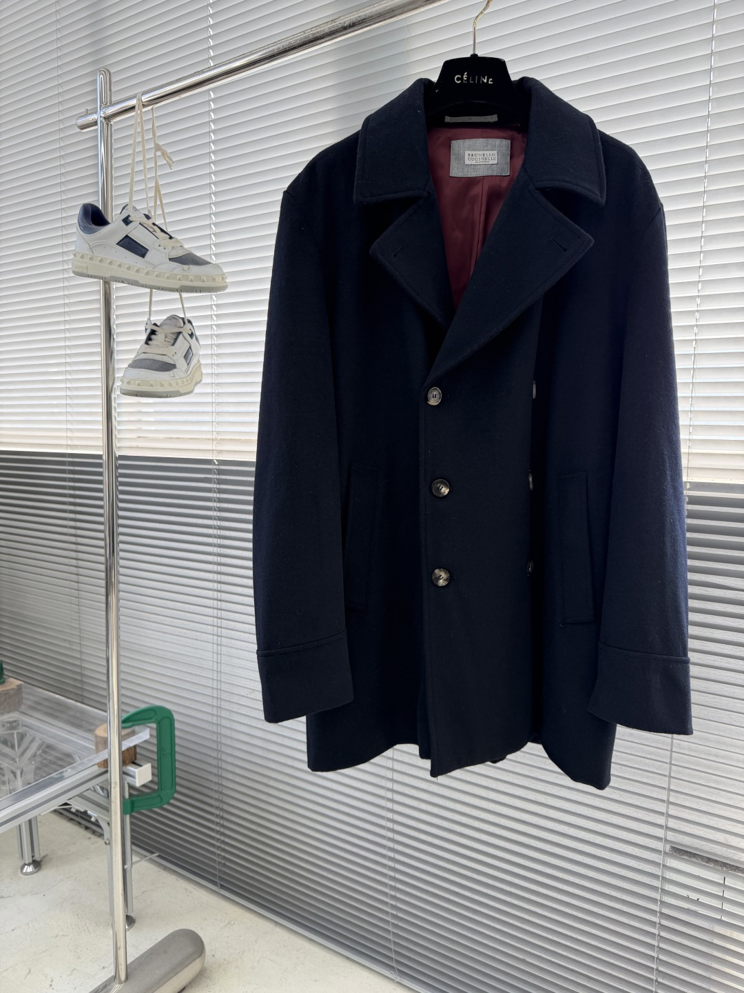 NO:689543,-BC Cashmere Blended Wool Jacket Italian craftsmanship, the elegant monologue of suede, the autumn and winter gift of the king of cashmere. Originated from the Solomeo workshop in Italy, with '85 cashmere + 15 wool' blended fabric as the core, it combines the crisp tailoring of military style and the luxurious texture of velvet lining. It is created for gentlemen who pursue a 'low-key sense of luxury' - it can be used for business commuting or leisure socializing, redefining the 'multi-scenario elegance' of autumn and winter jackets.  The golden ratio of wool and cashmere. The outer fabric is a blend of 15 virgin wool and 85 Cashmere. It is treated with the iconic 'soft gold' process. It feels as soft and waxy as a cloud, but retains the crisp silhouette of wool. The wrinkle resistance is increased by 30, and it is not easy to deform after long-term wear.  Lining details: Burgundy silk satin lining, silky and skin-friendly, reducing friction and loss of clothing, while improving the smoothness of putting on and taking off; the edges of the inner pockets are edged with wool, giving a warm touch and practical storage. Design highlights: military aesthetics × Italian details, classic double-breasted design  6 amber tortoiseshell resin buttons are engraved with the brand logo, and the warm luster contrasts with the dark wool; the double-breasted placket can be freely adjusted for windproofness and style. The peaked collar is neatly cut, and a hanging tab is hidden at the neckline to keep the collar crisp when hanging, and the details are exquisite. 2. Functional pocket system  The front chest secret pocket + the diagonal pockets on both sides are all edged with wool of the same color, and the stitching is as neat as a work of art; the hidden velvet pocket on the inside is specially designed to store valuables, and the suede touch prevents scratches on mobile phones or watches. 3. Two colors are available to suit a variety of styles. Dark navy is as calm as the night sky. Paired with dark suit trousers, it is a low-key choice for business occasions. Paired with jeans, you will instantly become a yuppie gentleman.  The beige color is as gentle as the setting sun. Wear it with a turtleneck cashmere sweater or a striped shirt, and you can easily manage a date in a cafe or a short weekend trip. 4. Craftsmanship traceability MADE IN ITALY's craftsmanship inheritance The internal label 'Brunello Cucinelli MADE IN ITALY' certified by the origin confirms the pure Italian origin. Each jacket is hand-sewn by tailors with more than 10 years of experience in the Solomeo workshop, with an average daily output of only 12 pieces.  The detail-crafted cuffs adopt 'hidden seam folding' technology, with flat edges and no raw edges; the triangular reinforcement design on the shoulders improves freedom of movement and does not feel restricted when sitting for long periods of time. 5. A jacket is suitable for the scene and transitions through the four seasons. Wear it alone in late autumn and early winter with a turtleneck, which is windproof and warm, and can cope with the temperature difference of 5℃-15℃. In the cold winter months, wear a branded cashmere vest and layer a coat to create a layered winter look.  In business occasions, it replaces the traditional suit jacket with a shirt and tie, showing 'effortless luxury'; in leisure time, open the lapel to reveal the inner striped shirt, which is casual and elegant. 'True luxury is to let the fabric speak for itself.' - Brunello Cucinelli Size M-3XL, men's clothing, brunello cucinelli, jeans, jackets & coats, jackets & coats, shirts, business suit, real silk, gold, ties,19860909-BC 羊绒混纺羊毛夹克 意式匠艺,绒面革的优雅独白,羊绒之王的秋冬献礼 源自意大利Solomeo工坊,以「85羊绒+15羊毛」混纺面料为核心,融合军装风格的挺括剪裁与丝绒内衬的奢华质感,为追求「低调高级感」的绅士打造——可商务通勤,亦可休闲社交,重新定义秋冬夹克的「多场景优雅」. 羊毛与羊绒的黄金配比 外层面料精选15初剪羊毛与85Cashmere羊绒混纺,经标志性「软黄金」工艺处理,触感如云朵般软糯,却保有羊毛的挺括廓形,抗皱性提升30,久穿不易变形. 内衬细节酒红色真丝缎面内衬,丝滑亲肤,减少摩擦对衣物的损耗,同时提升穿脱顺滑度；内侧口袋边缘采用羊毛包边,温暖触感与实用收纳兼具. 设计亮点军装美学×意式细节 经典双排扣设计 6粒琥珀色玳瑁纹树脂纽扣,镌刻品牌Logo,温润光泽与深色羊毛形成质感对比；双排扣门襟可自由调节松紧,兼顾防风性与造型感. 戗驳领剪裁利落,领口暗藏挂衣袢,悬挂时保持衣领挺括,细节处彰显精致. 2. 功能性口袋系统 前胸暗袋+两侧斜插袋,均采用同色系羊毛包边,缝线工整如艺术品；内侧隐藏式绒布口袋,专为存放贵重物品设计,绒面触感避免刮擦手机或腕表. 3. 双色可选,适配多元风格 深藏青如夜空般沉稳,搭配深色西装裤是商务场合的低调之选,配牛仔裤则秒变雅痞绅士. 米驼色温柔如落日余晖,内搭高领羊绒衫或条纹衬衫,轻松驾驭咖啡馆约会或周末短途旅行. 四、工艺溯源MADE IN ITALY的匠艺传承 产地认证内标「Brunello Cucinelli MADE IN ITALY」印证纯正意式血统,每一件夹克均由Solomeo工坊经验超过的裁缝手工缝制,日均产量仅12件. 细节工艺袖口采用「暗缝回折」技术,边缘平整无毛边；肩部三角补强设计,提升活动自由度,久坐办公亦无束缚感. 五、场景适配一件夹克,四季过渡 深秋初冬单穿搭配高领衫,防风保暖,应对5℃-15℃温差. 寒冬腊月内搭品牌羊绒马甲,叠穿大衣,打造层次丰富的冬日造型. 商务场合替代传统西装外套,配衬衫领带,彰显「不费力的高级感」；休闲时刻敞开衣襟,露出内搭条纹衫,随性中透着贵气. “真正的奢华,是让面料自己说话.”—— Brunello Cucinelli 码数M-3XL,男装,brunello cucinelli,jeans,jackets & coats,jackets & coats,shirts,business suit,real silk,gold,ties,,Women's clothing