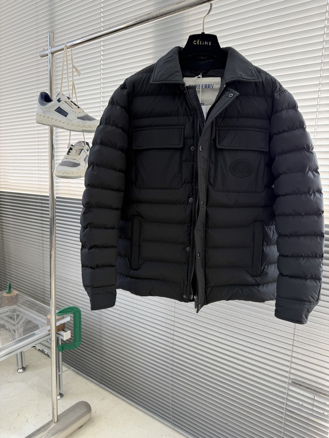 -BBR 尼龙加垫棉服外套。选用尼龙面料打造。采用加垫设计，呈现常规版型，装饰骑士印章，源自1980年代