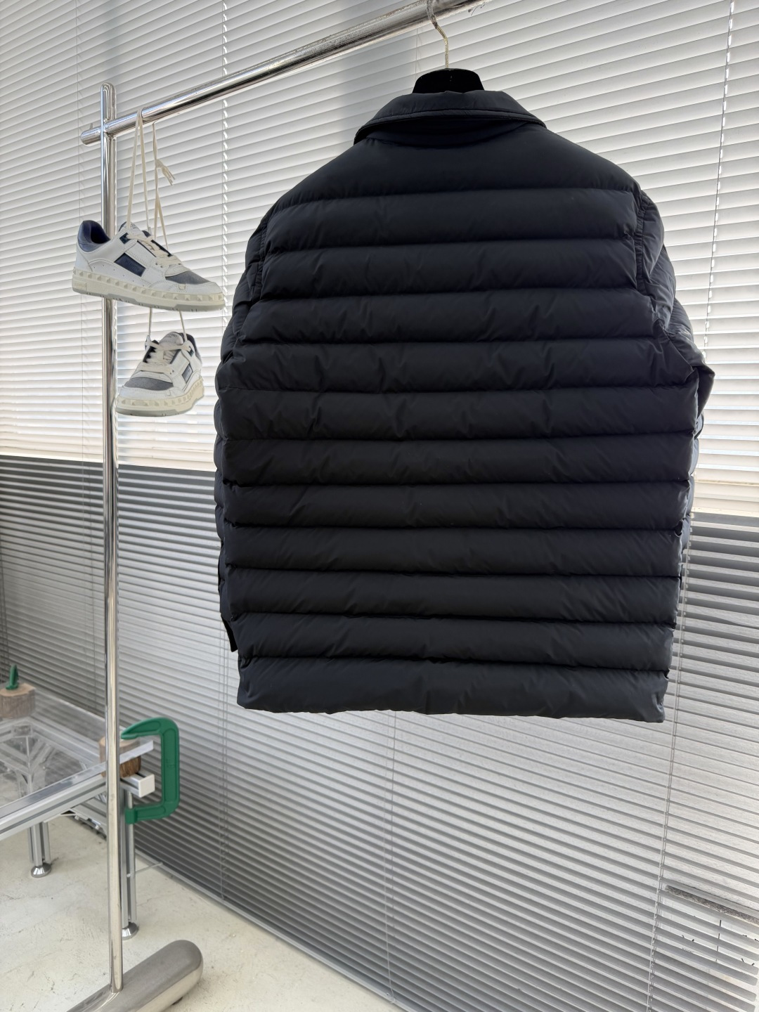 -BBR 尼龙加垫棉服外套。选用尼龙面料打造。采用加垫设计，呈现常规版型，装饰骑士印章，源自1980年代