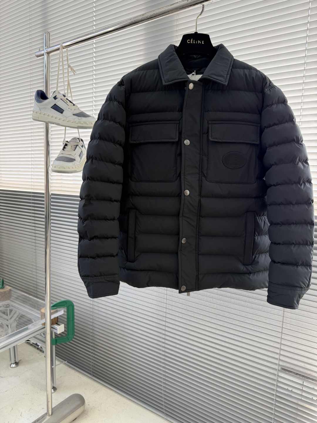 -BBR 尼龙加垫棉服外套。选用尼龙面料打造。采用加垫设计，呈现常规版型，装饰骑士印章，源自1980年代