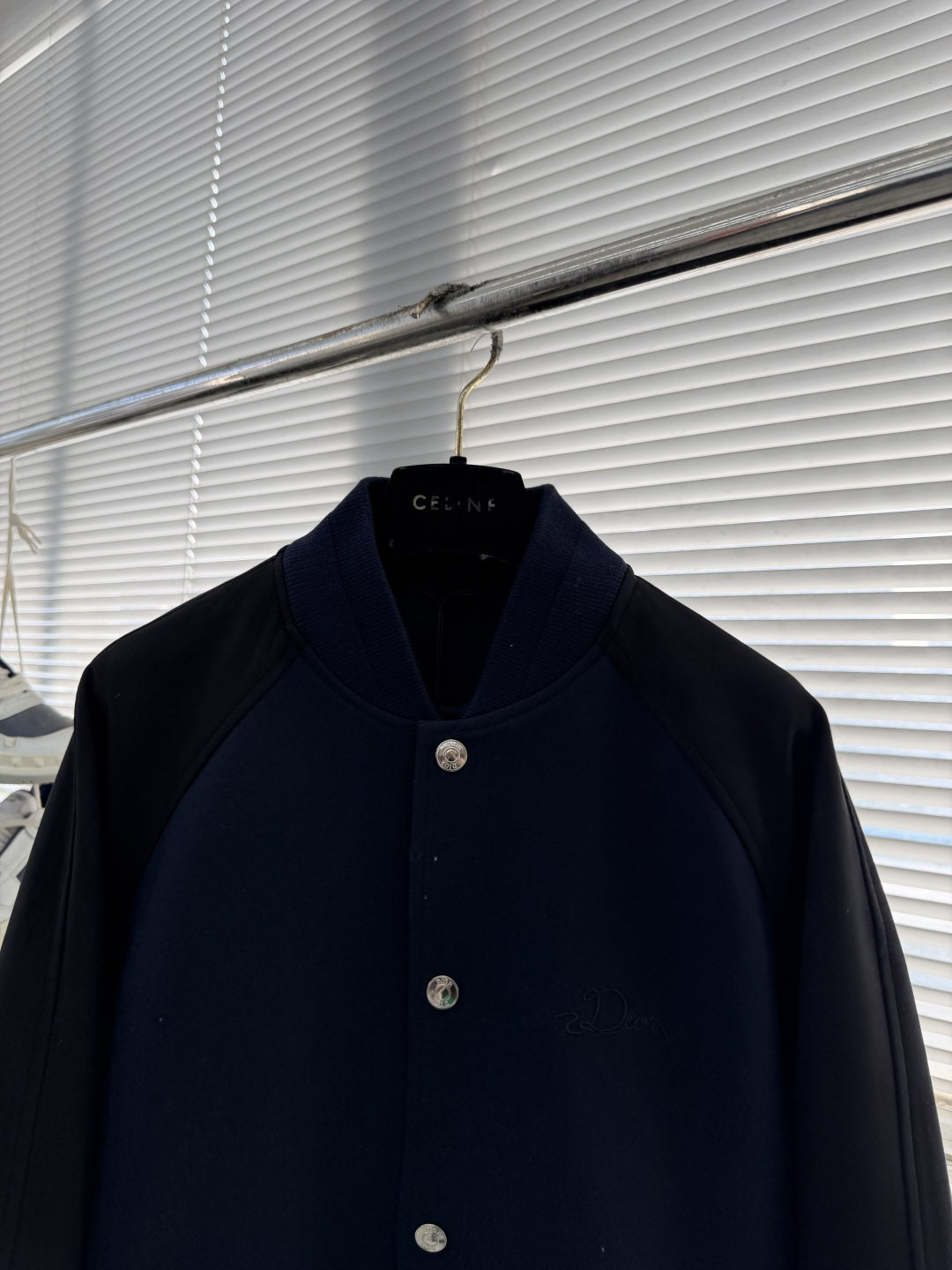 -Dio 蓝色绒面羊皮革和棉质面料DiorRibbon标志棒球服夹克。这款棒球夹克是二零二六春季男装系列