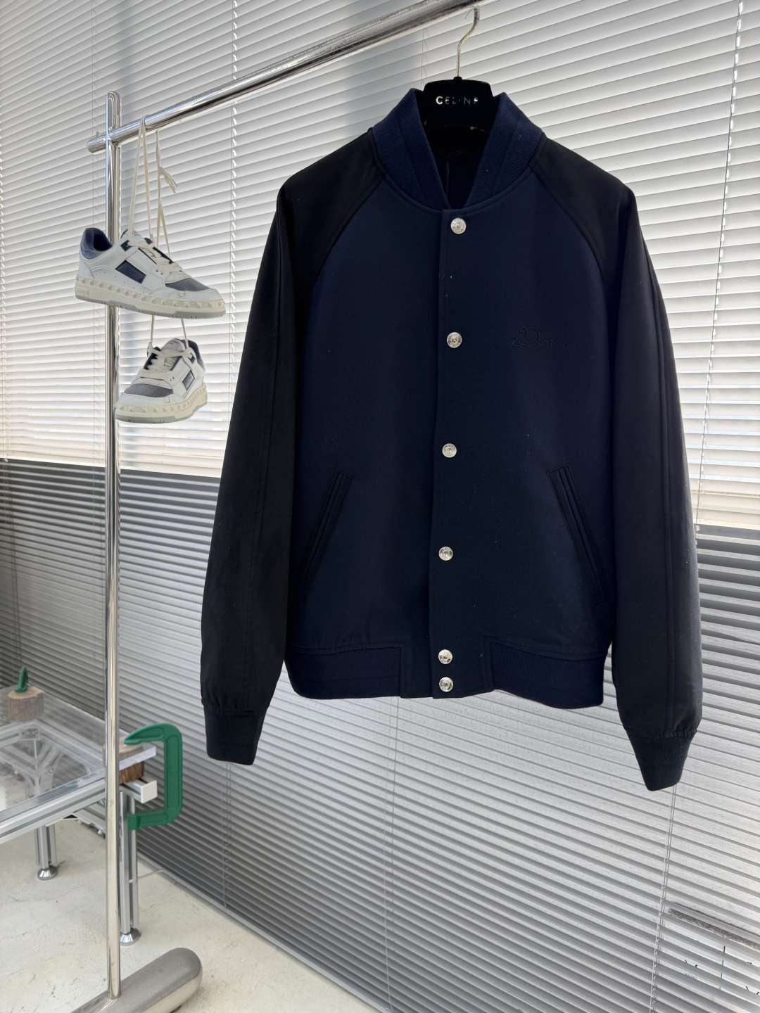 -Dio 蓝色绒面羊皮革和棉质面料DiorRibbon标志棒球服夹克。这款棒球夹克是二零二六春季男装系列