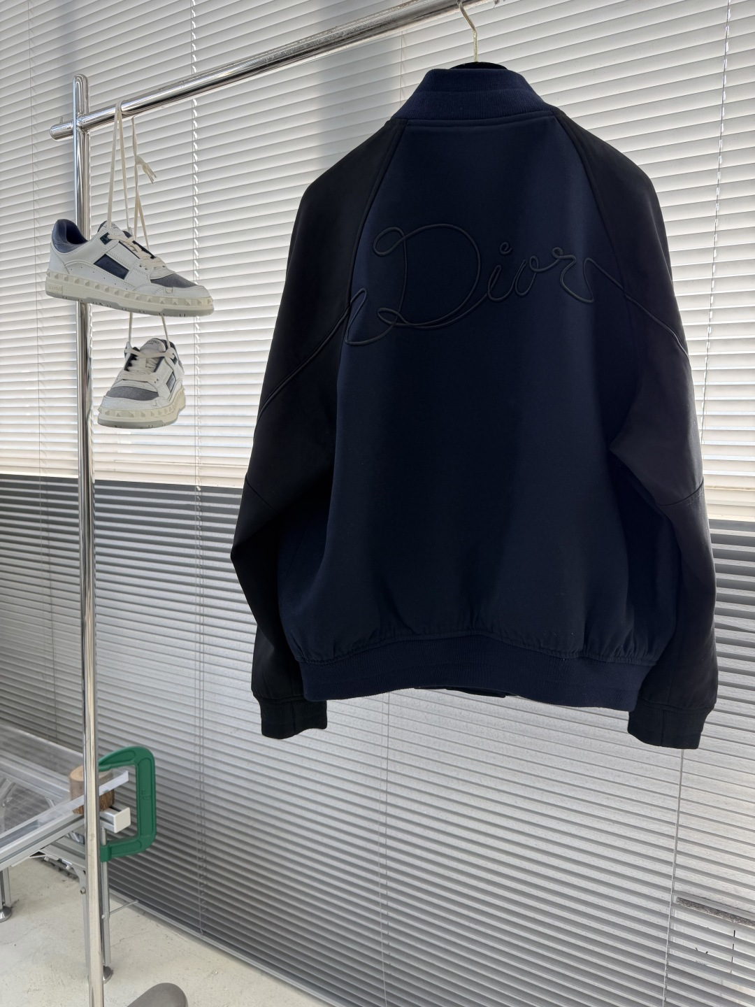 -Dio 蓝色绒面羊皮革和棉质面料DiorRibbon标志棒球服夹克。这款棒球夹克是二零二六春季男装系列