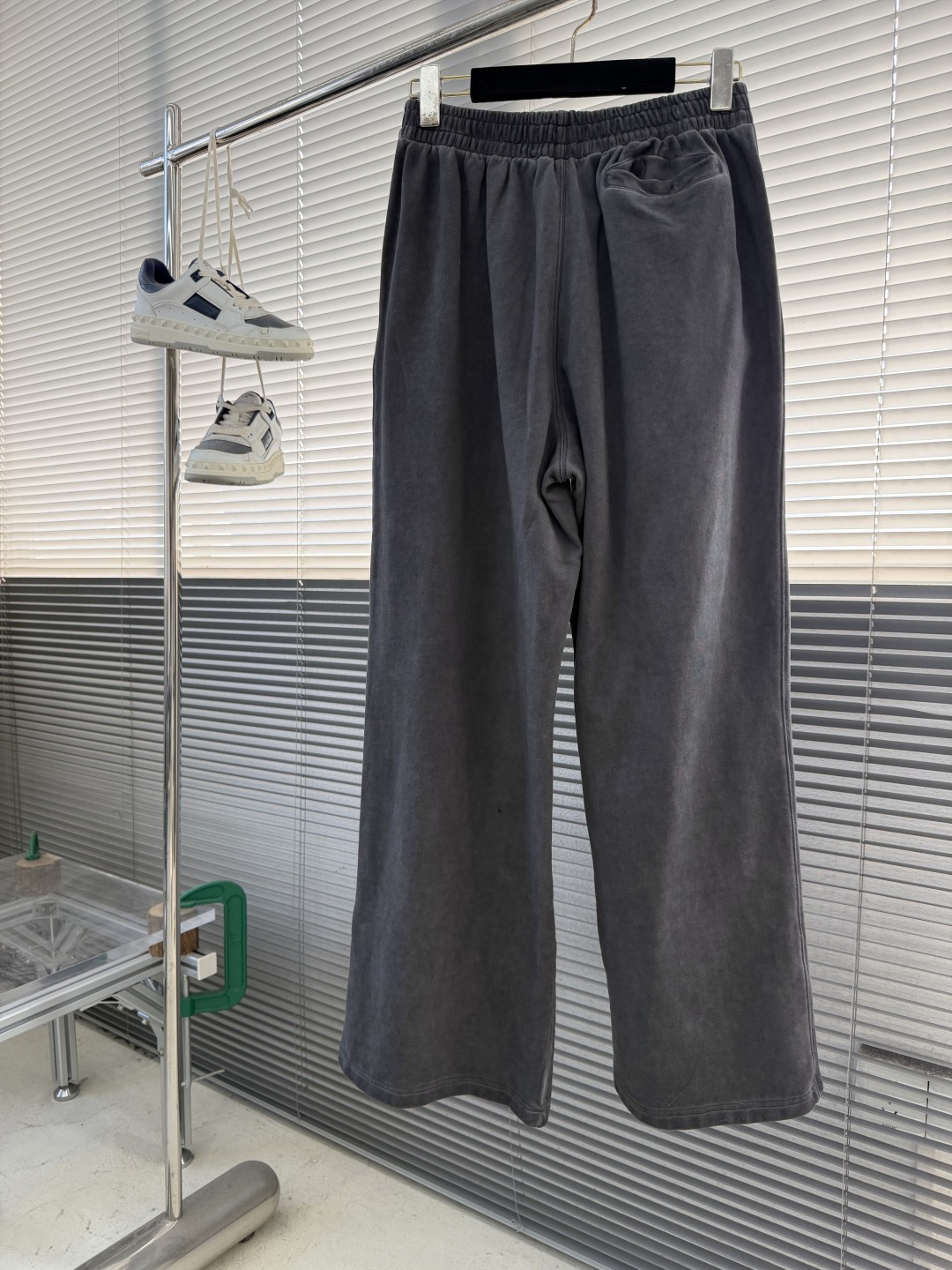 Acne Studios 做旧徽标长裤 2