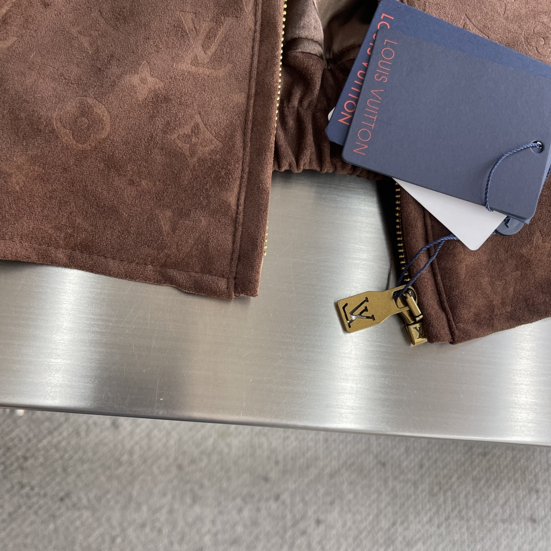 -驴牌 SS26早春麂皮连帽夹克1V2026春夏男装系列麂皮绒连帽夹克，采用柔韧