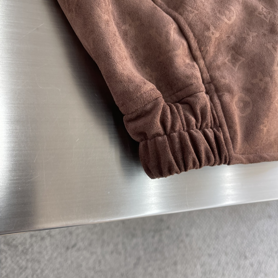 -驴牌 SS26早春麂皮连帽夹克1V2026春夏男装系列麂皮绒连帽夹克，采用柔韧