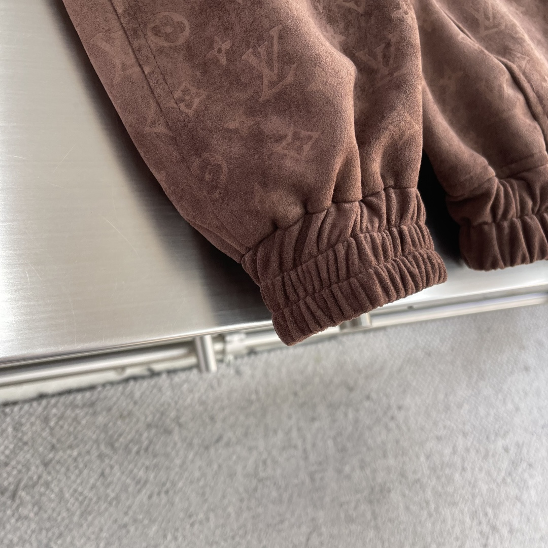 -驴牌 SS26早春麂皮连帽夹克1V2026春夏男装系列麂皮绒连帽夹克，采用柔韧