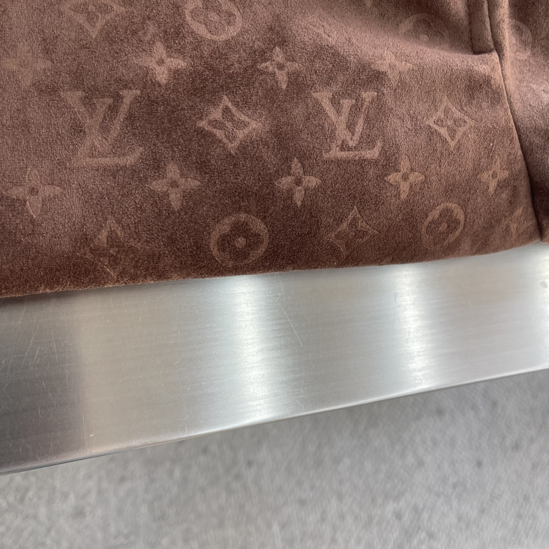 -驴牌 SS26早春麂皮连帽夹克1V2026春夏男装系列麂皮绒连帽夹克，采用柔韧