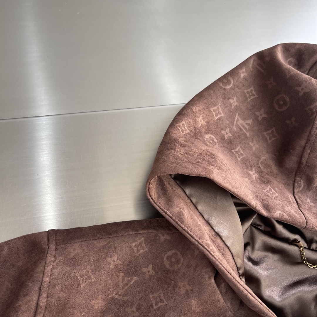 -驴牌 SS26早春麂皮连帽夹克1V2026春夏男装系列麂皮绒连帽夹克，采用柔韧