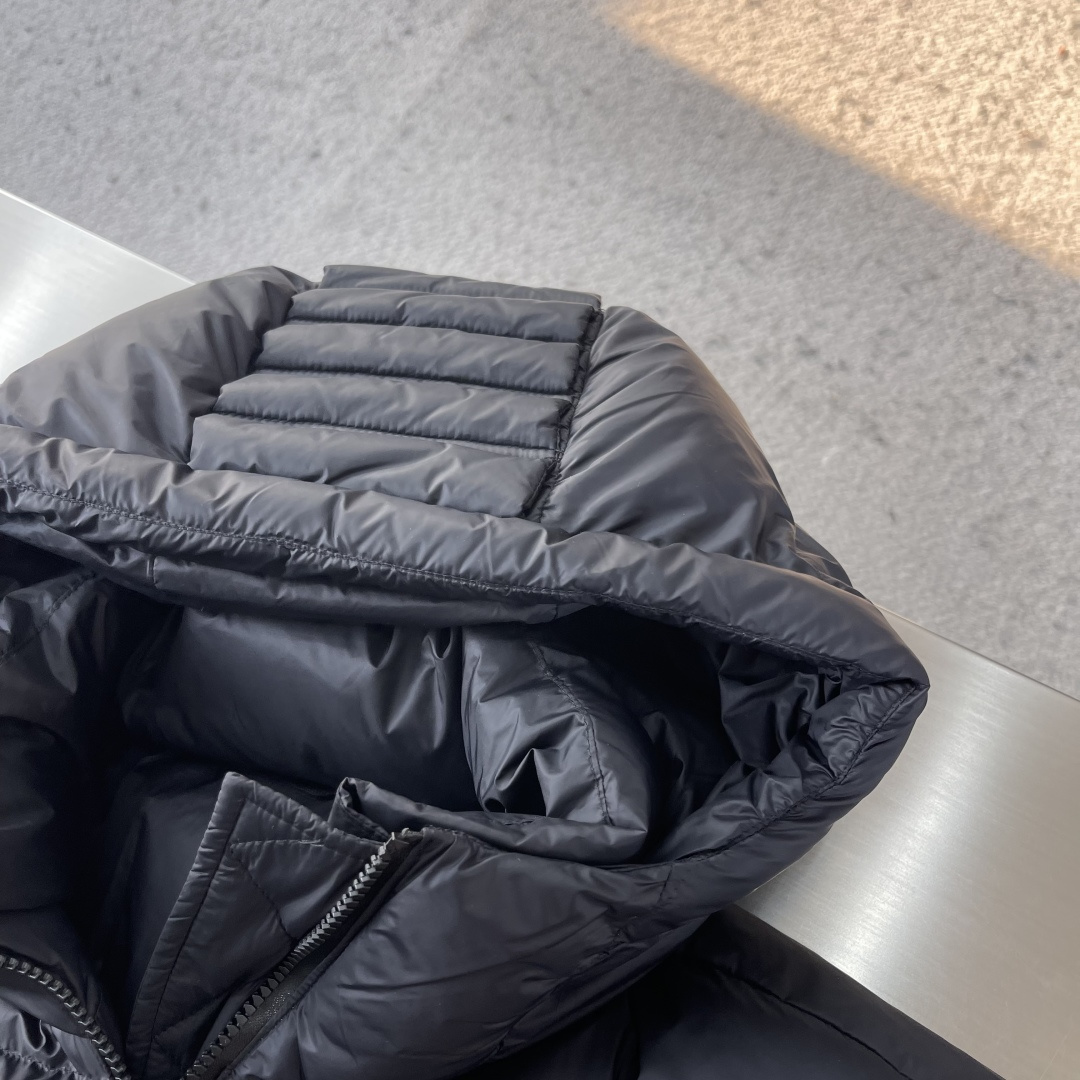 -Dio 25年冬季新款连帽羽绒服小连帽设计，很有质感的原漆原版四合扣，轻松的彰显品牌辨识度跟超强规格性
