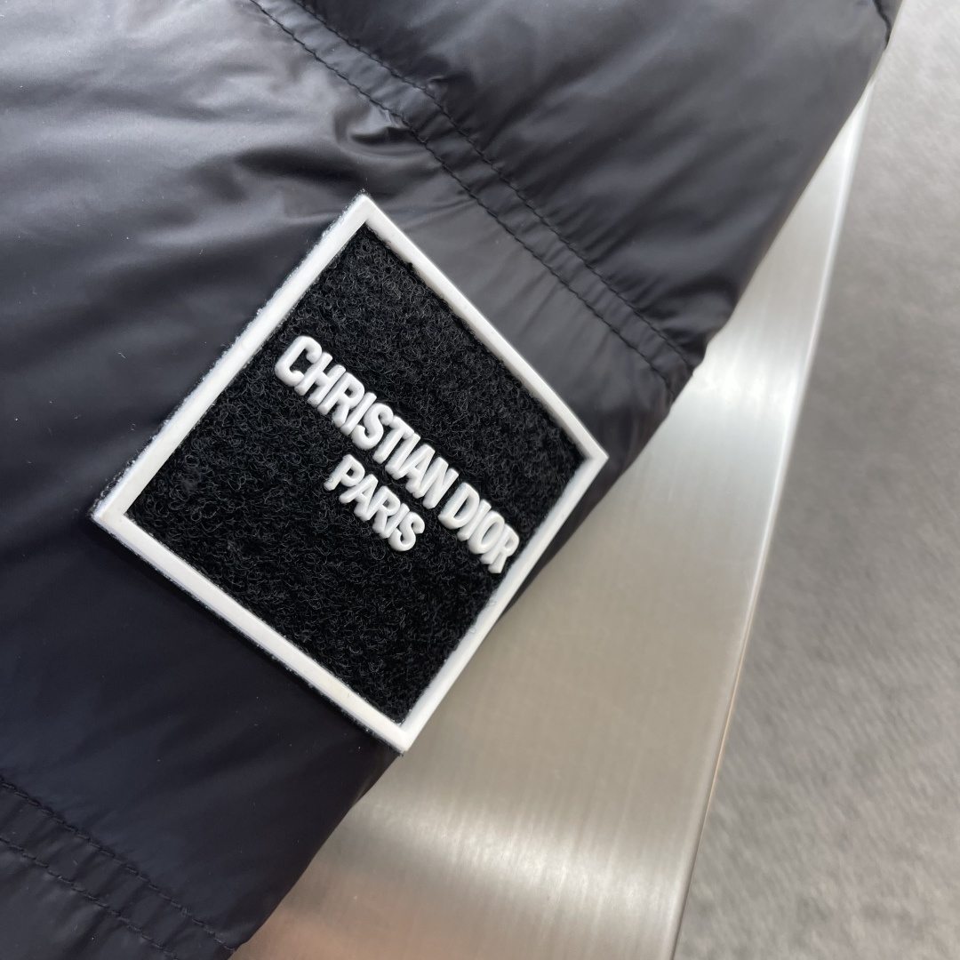 -Dio 25年冬季新款连帽羽绒服小连帽设计，很有质感的原漆原版四合扣，轻松的彰显品牌辨识度跟超强规格性