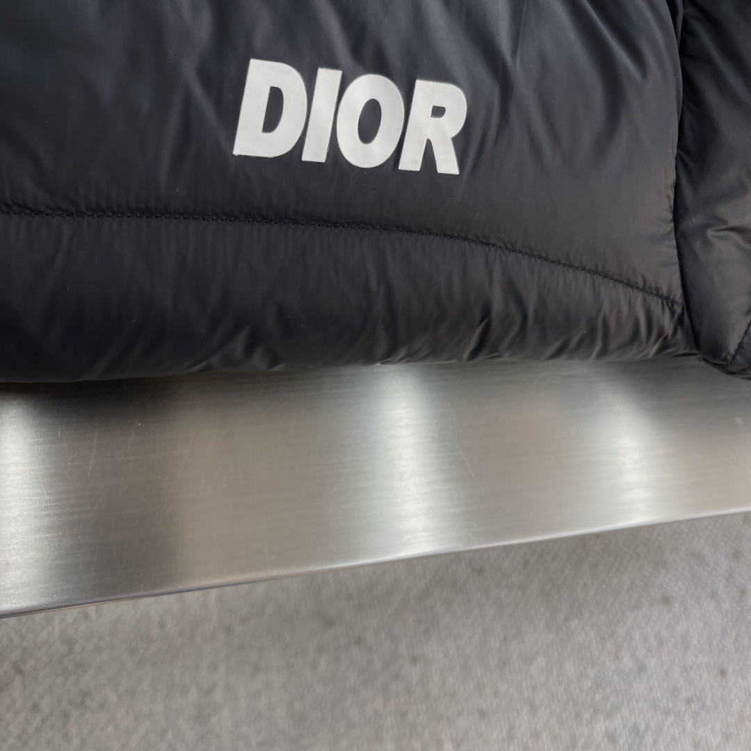 -Dio 25年冬季新款连帽羽绒服小连帽设计，很有质感的原漆原版四合扣，轻松的彰显品牌辨识度跟超强规格性