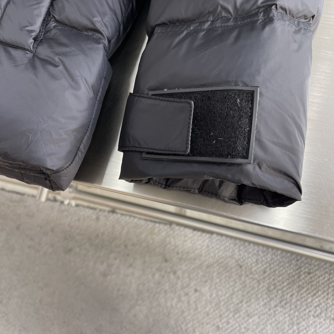 -Dio 25年冬季新款连帽羽绒服小连帽设计，很有质感的原漆原版四合扣，轻松的彰显品牌辨识度跟超强规格性