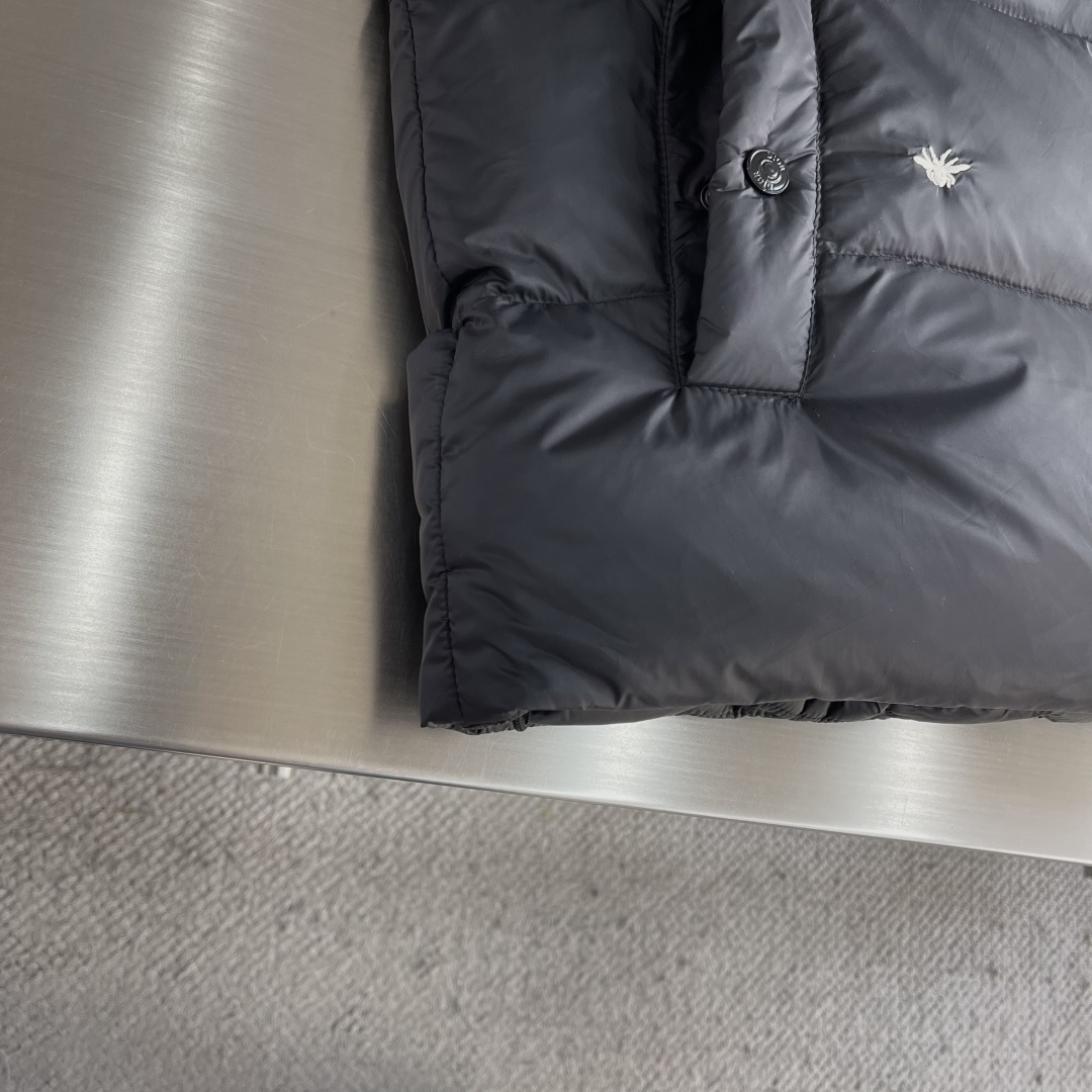 -Dio 25年冬季新款连帽羽绒服小连帽设计，很有质感的原漆原版四合扣，轻松的彰显品牌辨识度跟超强规格性