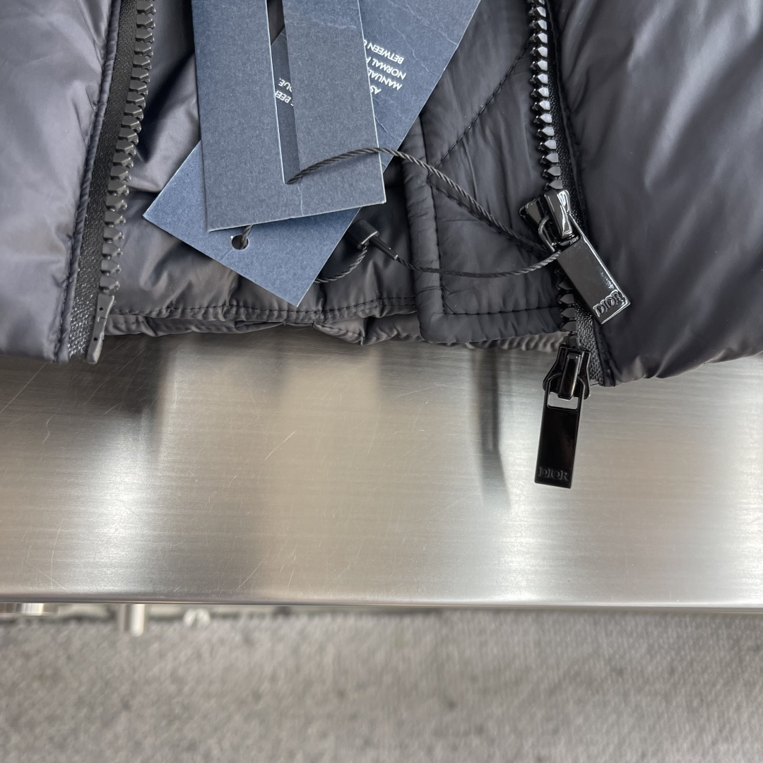 -Dio 25年冬季新款连帽羽绒服小连帽设计，很有质感的原漆原版四合扣，轻松的彰显品牌辨识度跟超强规格性
