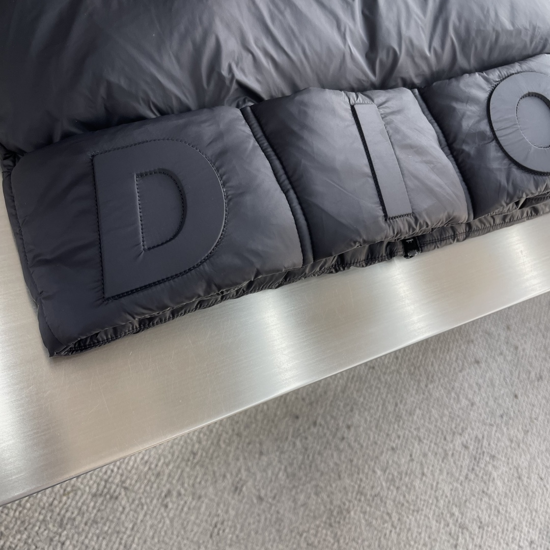 -Dio 25年冬季新款连帽羽绒服小连帽设计，很有质感的原漆原版四合扣，轻松的彰显品牌辨识度跟超强规格性