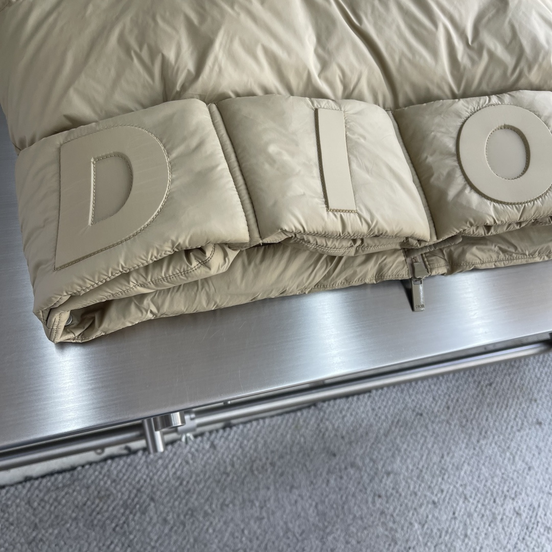 -Dio 25年冬季新款连帽羽绒服小连帽设计，很有质感的原漆原版四合扣，轻松的彰显品牌辨识度跟超强规格性